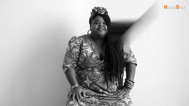 Polly Marinho in 302, photo 6