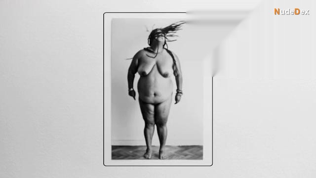 Polly Marinho in 302, photo 9