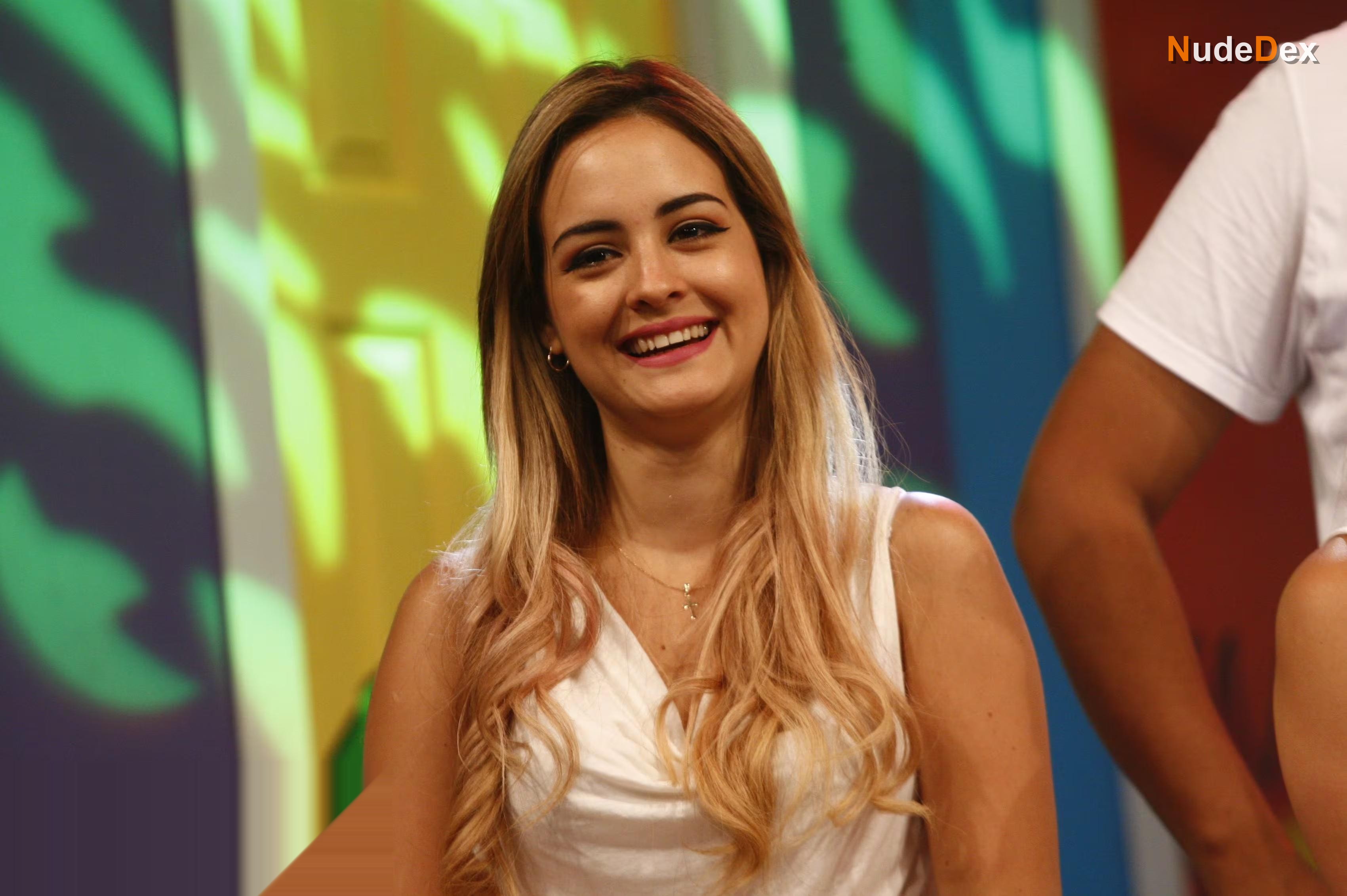 Priscila Espinoza in Latina Noticias, photo 4