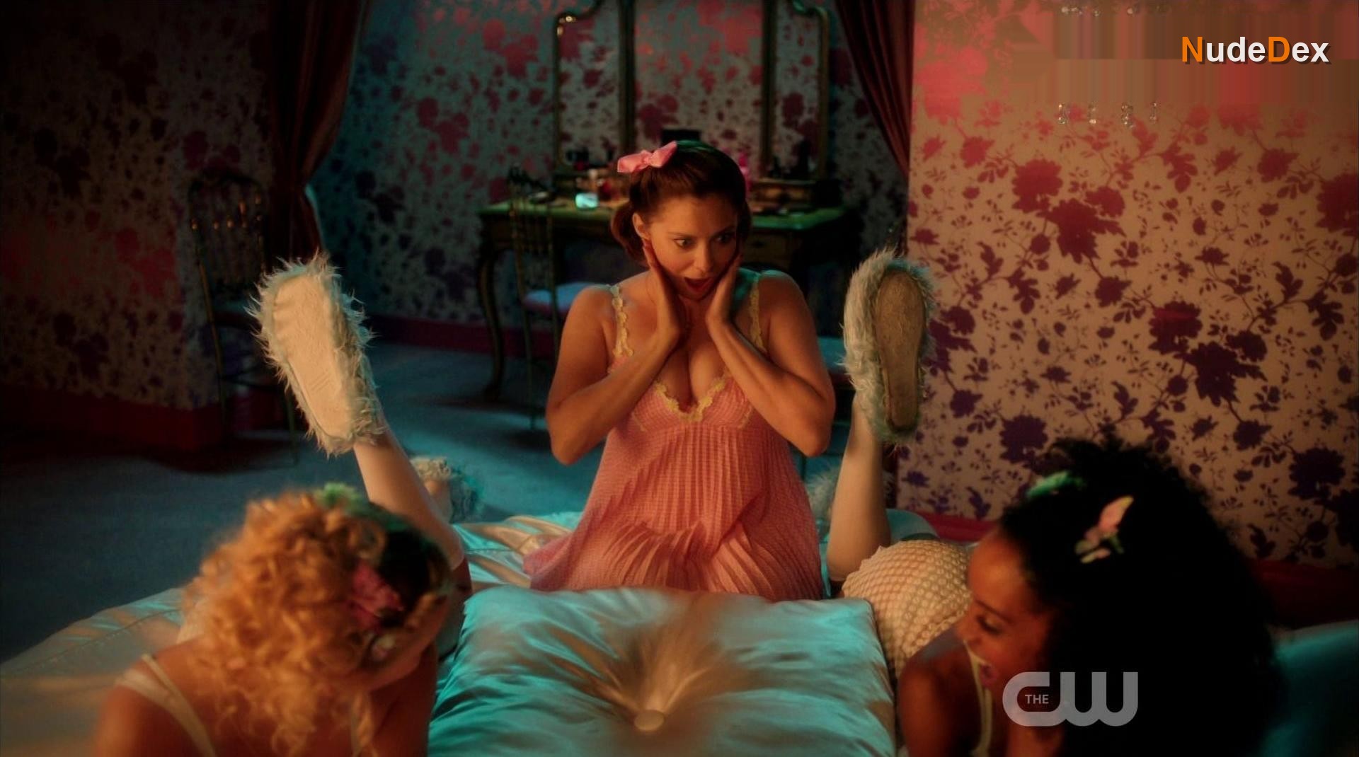 Rachel Bloom in Crazy Ex-girlfriend, photo 8