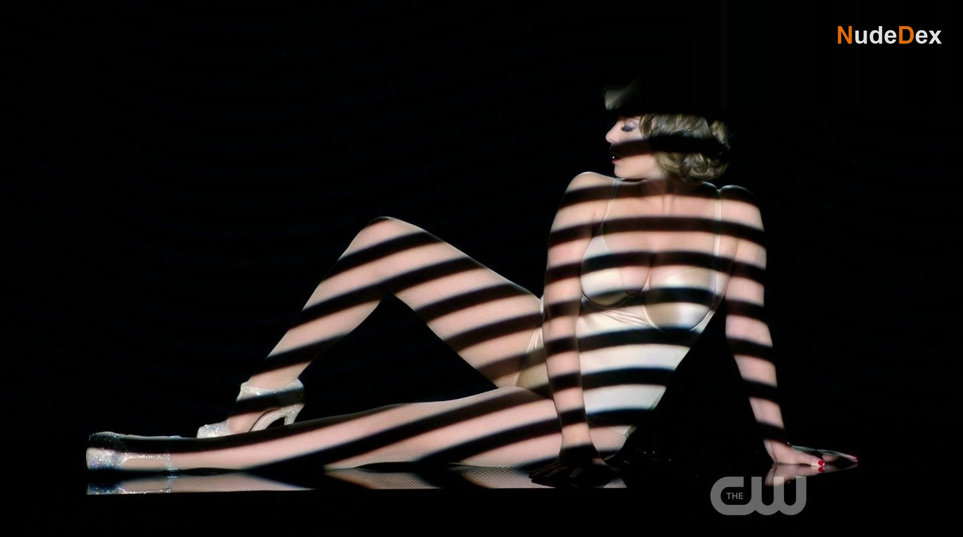 Rachel Bloom in Crazy Ex-girlfriend, photo 15