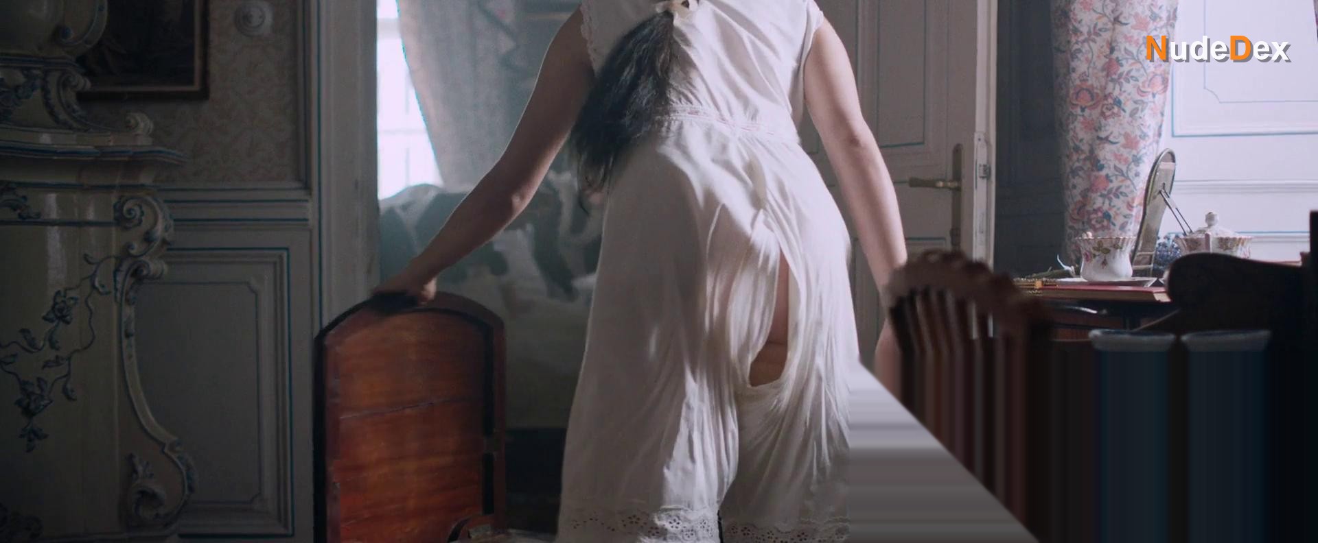 Radka Caldova in The Chambermaid, photo 37