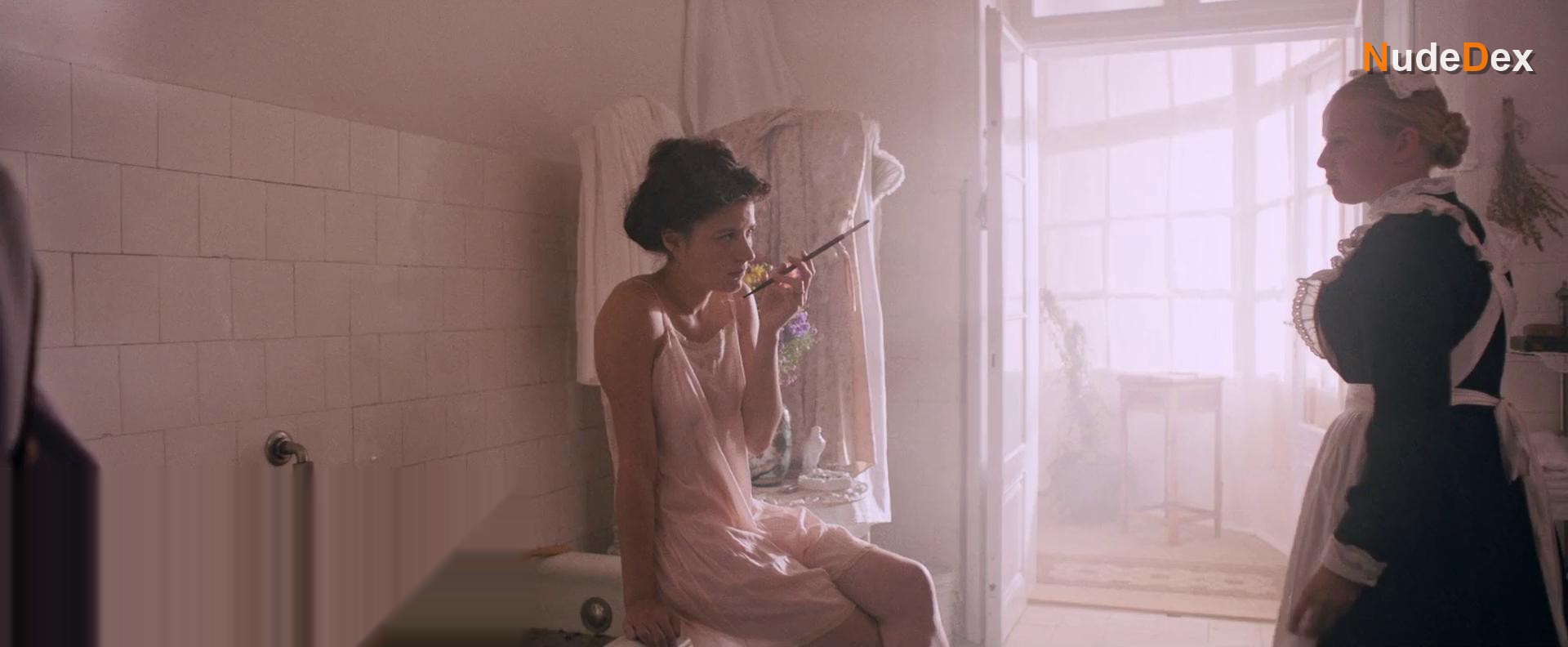 Radka Caldova in The Chambermaid, photo 39