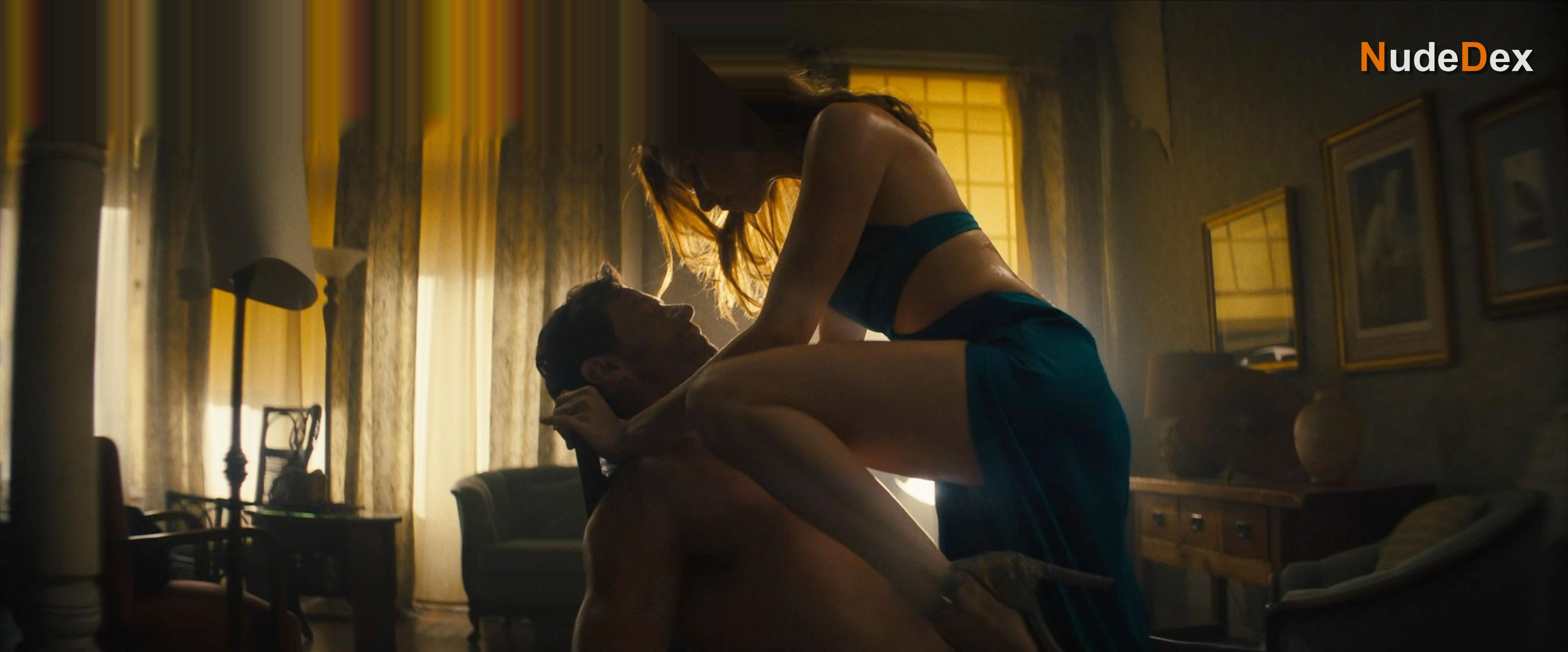 Rebecca Ferguson in Reminiscence, photo 2