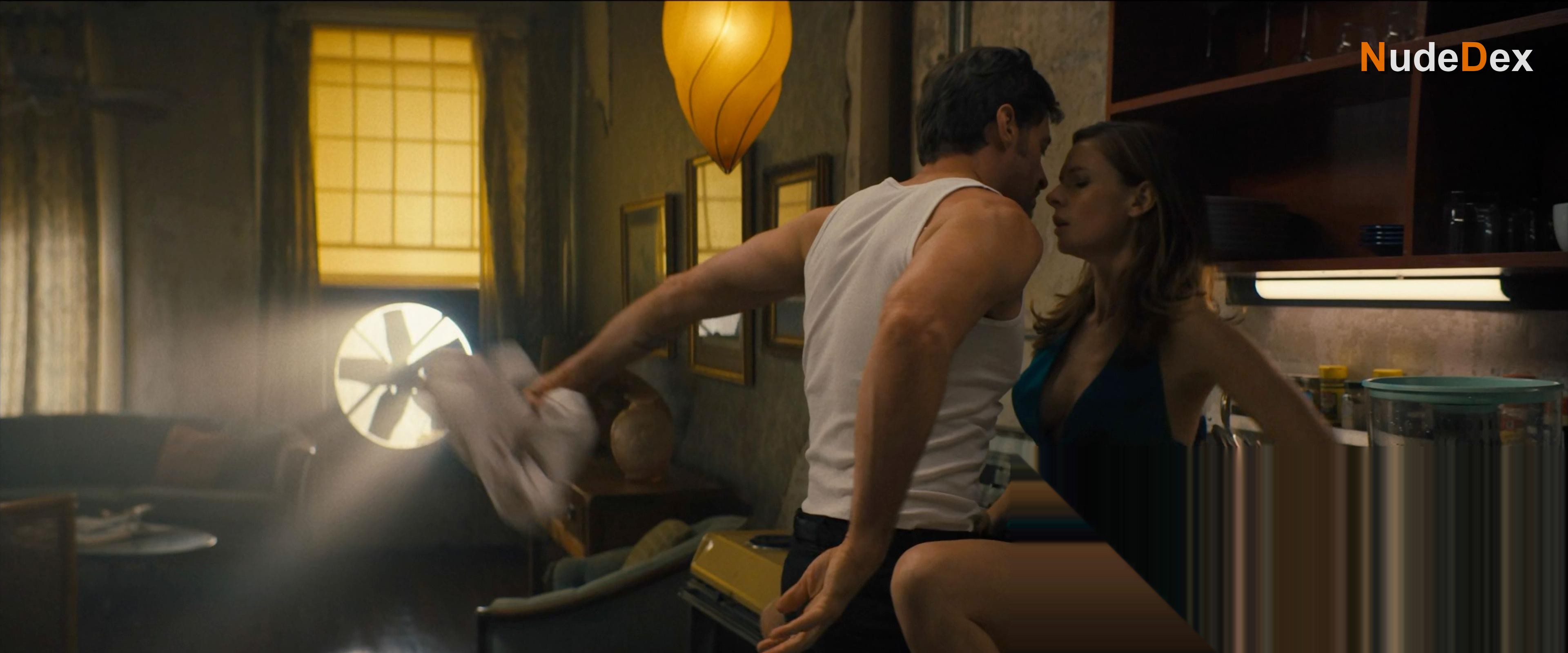 Rebecca Ferguson in Reminiscence, photo 3