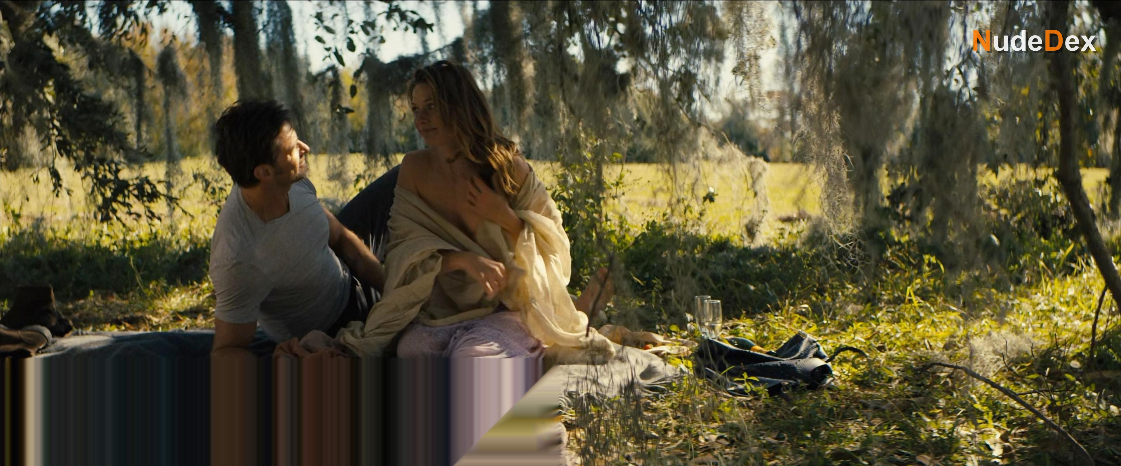 Rebecca Ferguson in Reminiscence, photo 4