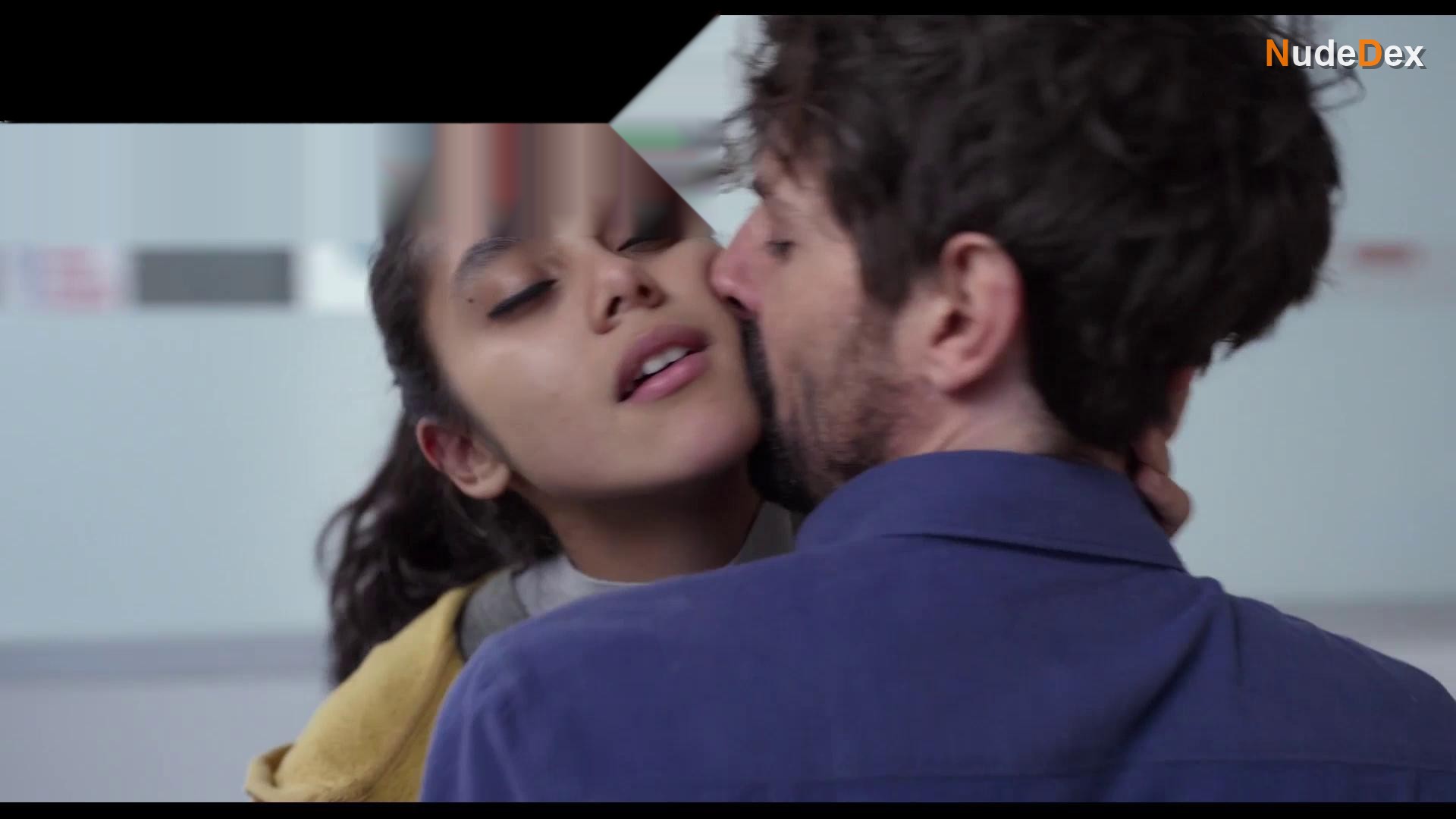 Renata Vaca in Midnight Family, photo 1
