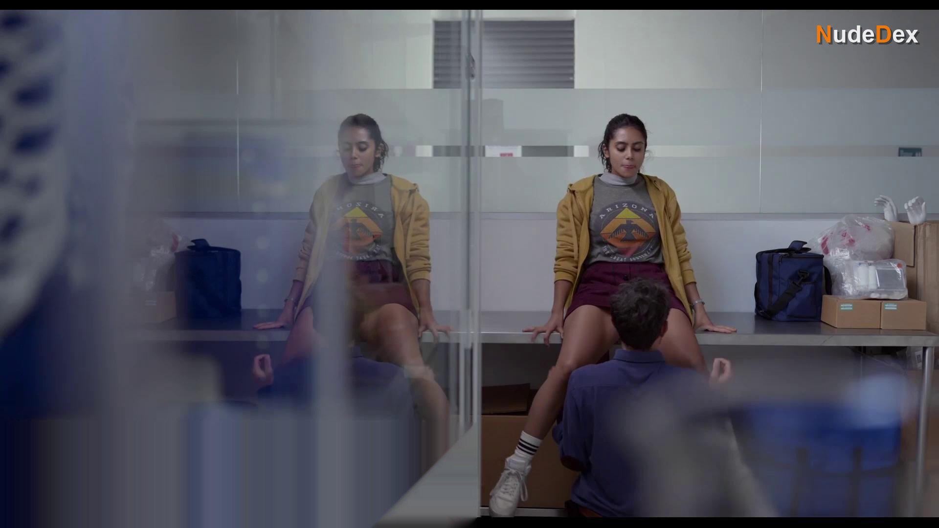 Renata Vaca in Midnight Family, photo 3