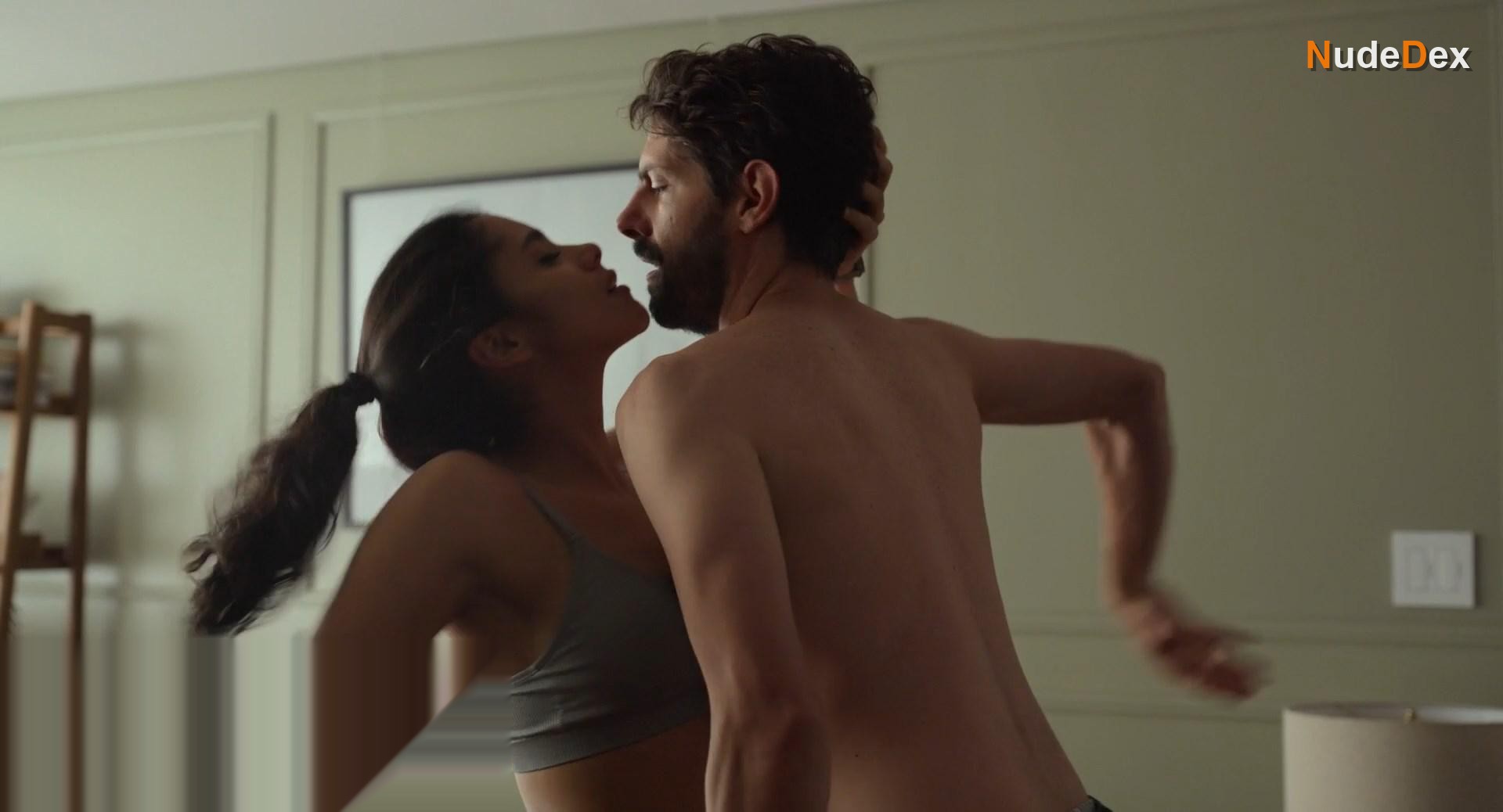 Renata Vaca in Midnight Family, photo 4