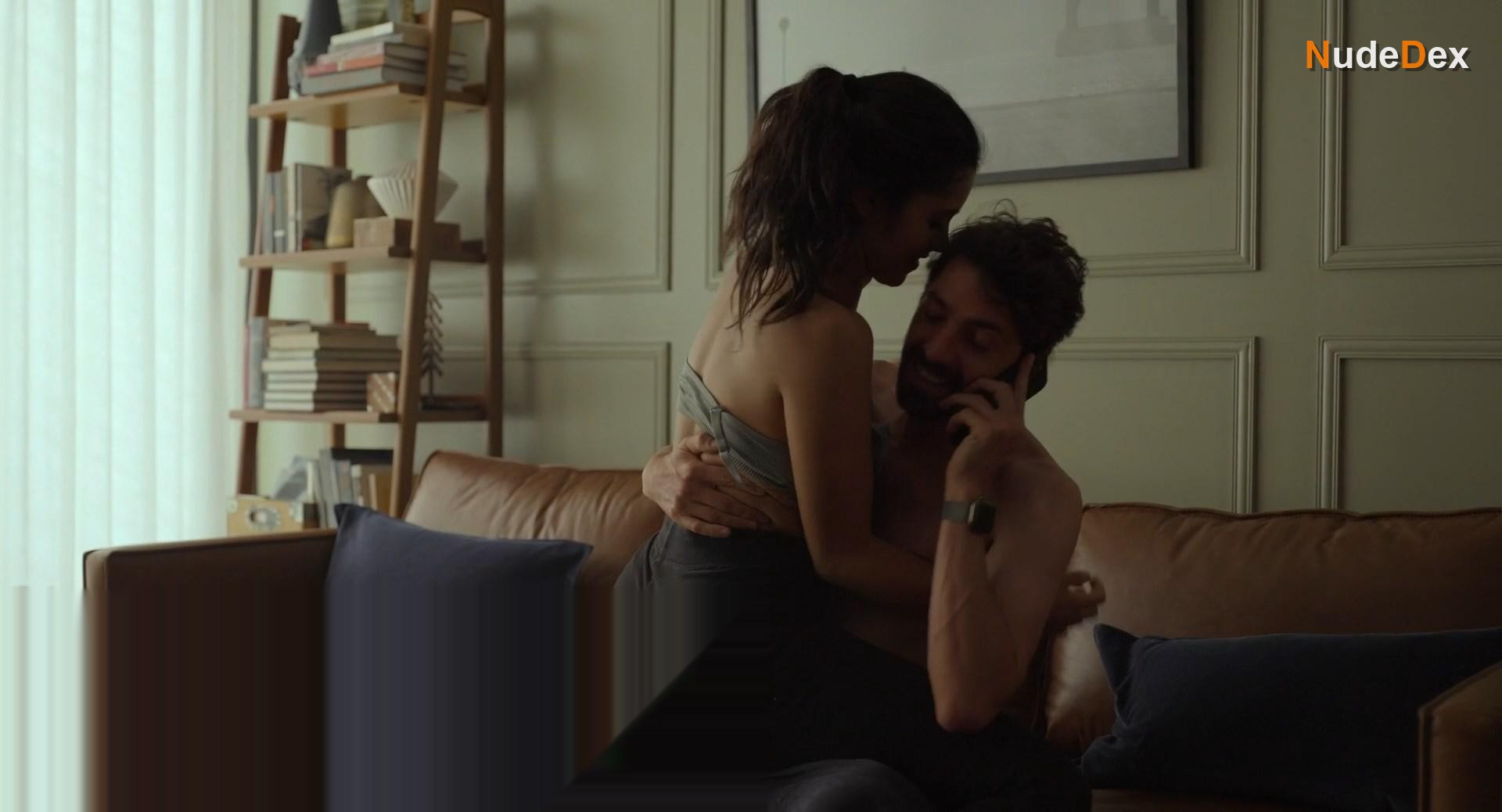 Renata Vaca in Midnight Family, photo 5