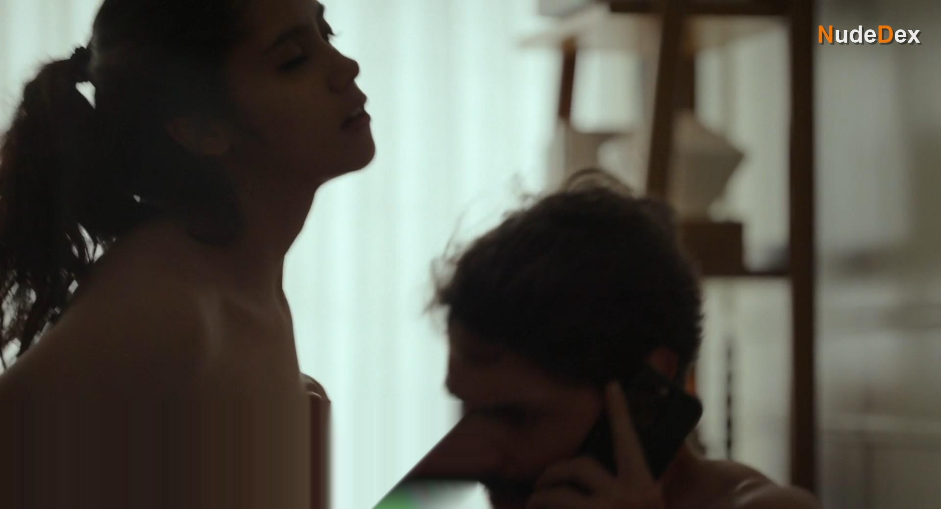 Renata Vaca in Midnight Family, photo 6