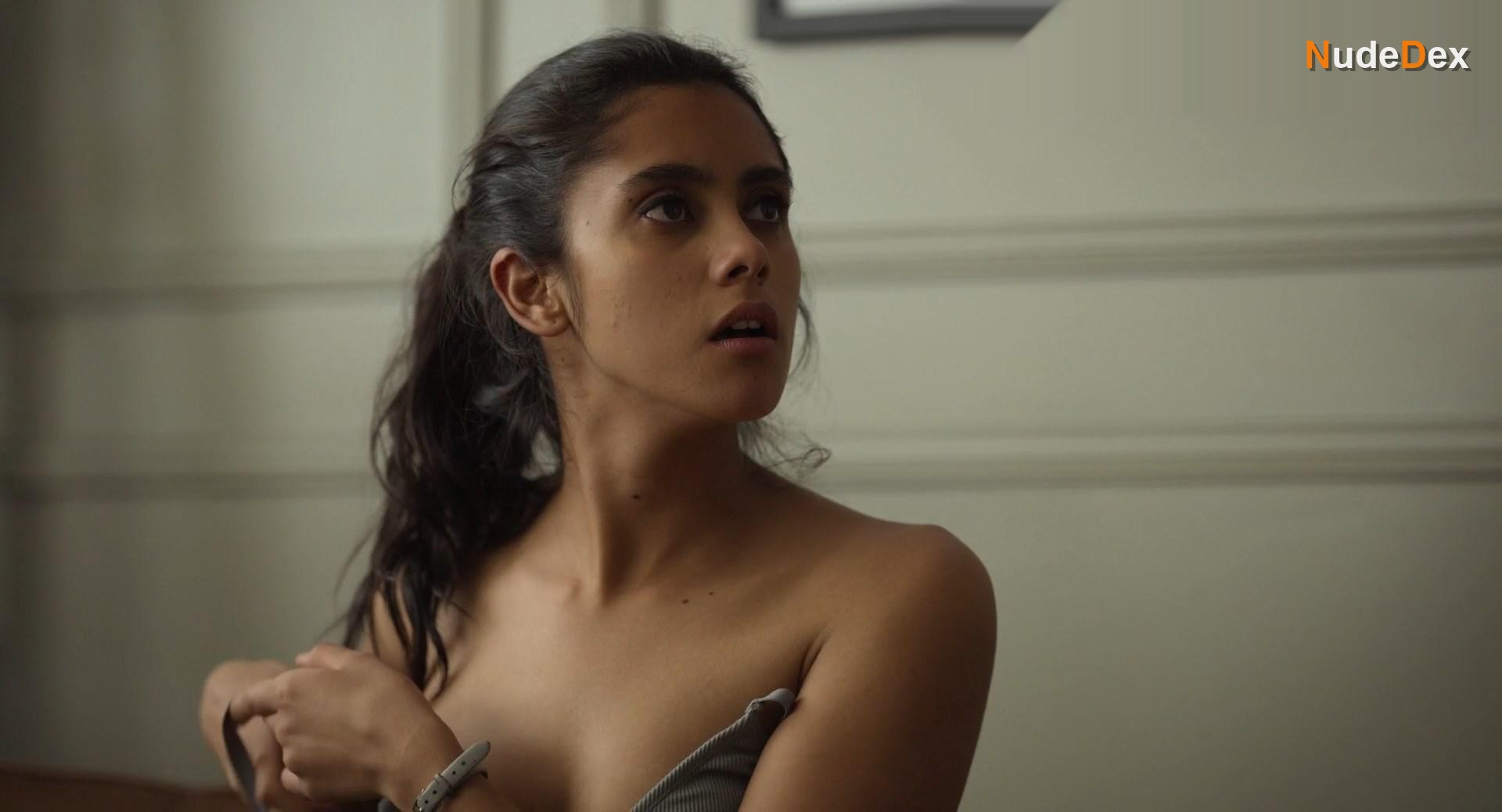 Renata Vaca in Midnight Family, photo 7