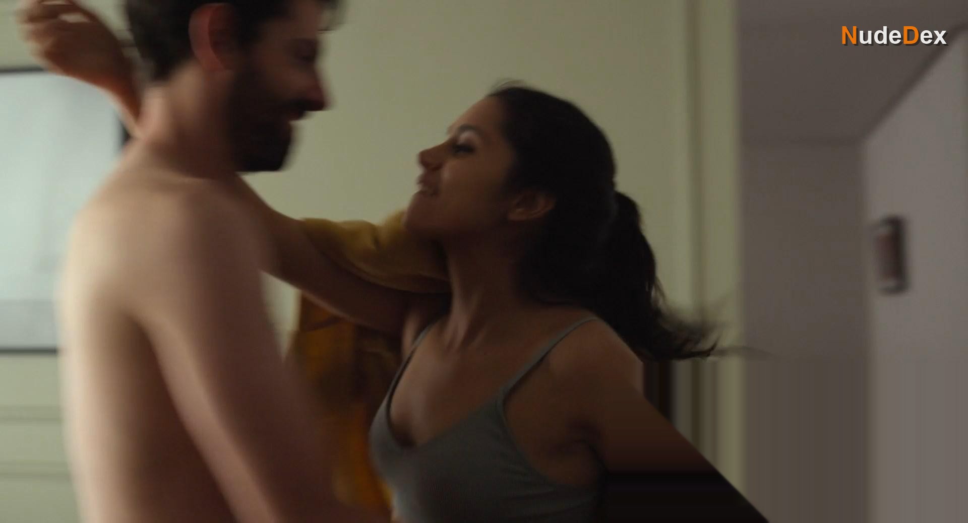 Renata Vaca in Midnight Family, photo 11