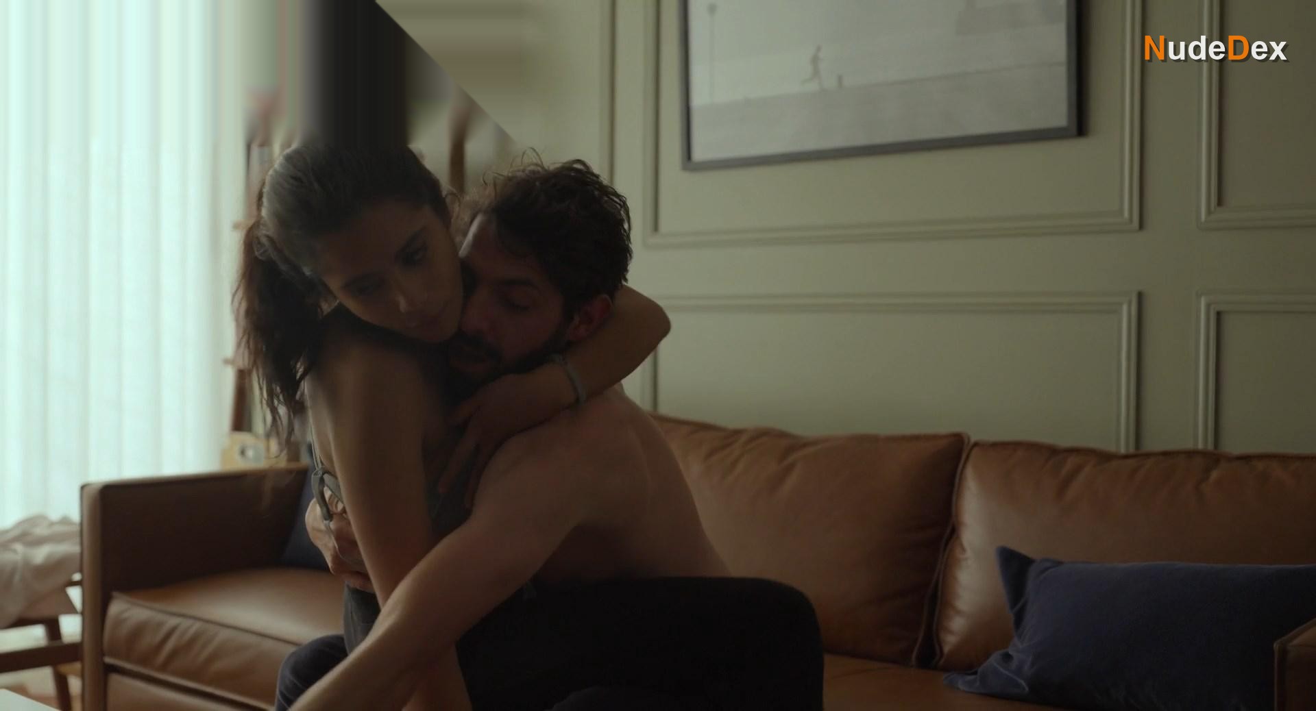 Renata Vaca in Midnight Family, photo 13