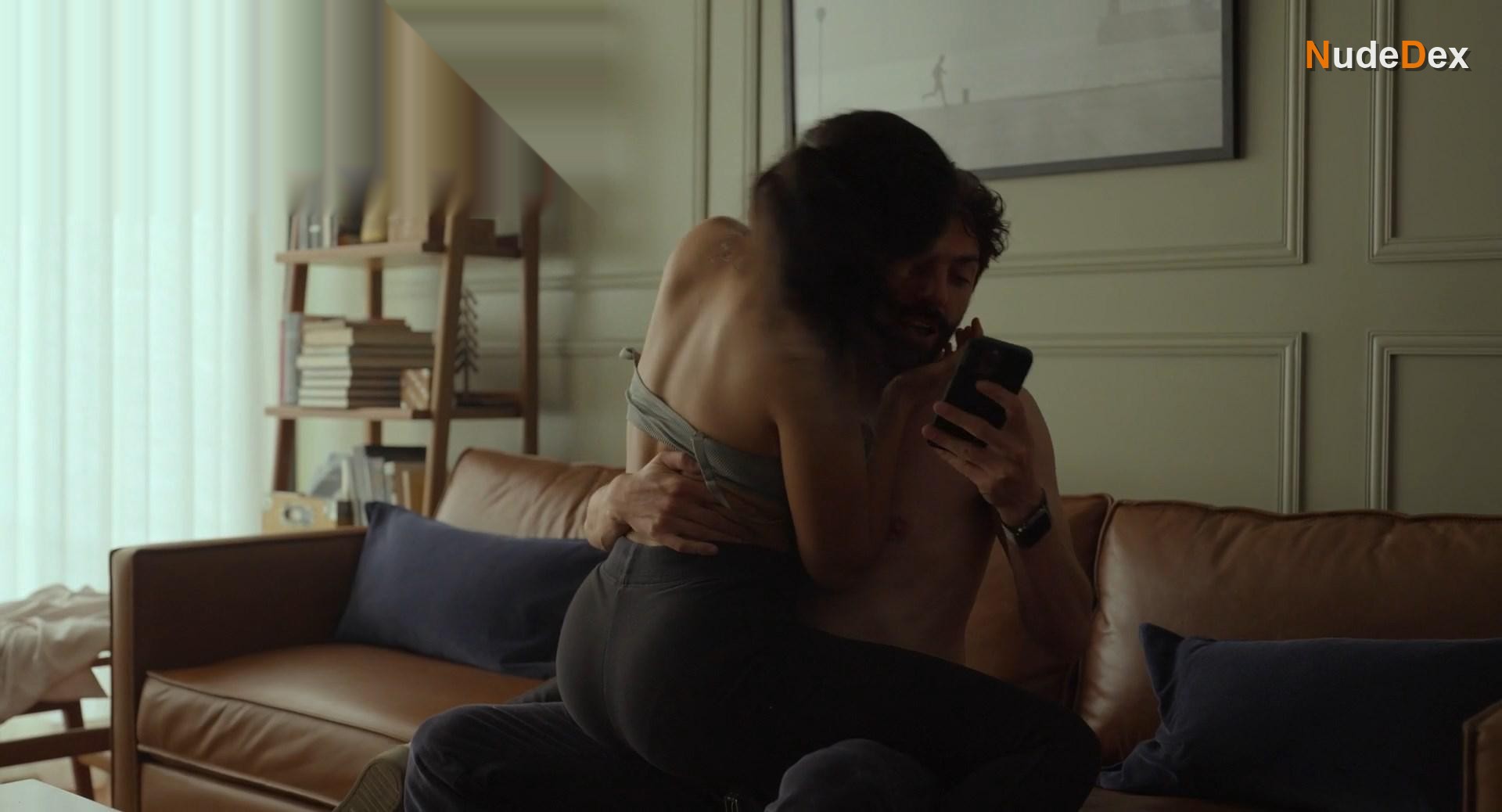 Renata Vaca in Midnight Family, photo 14