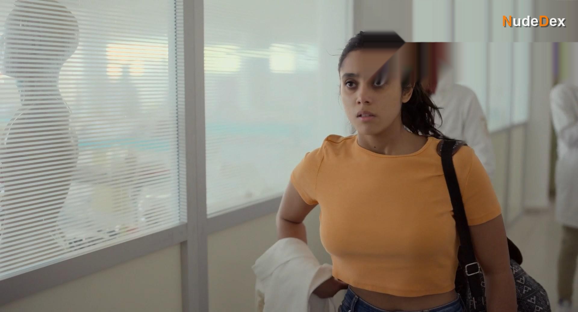 Renata Vaca in Midnight Family, photo 16
