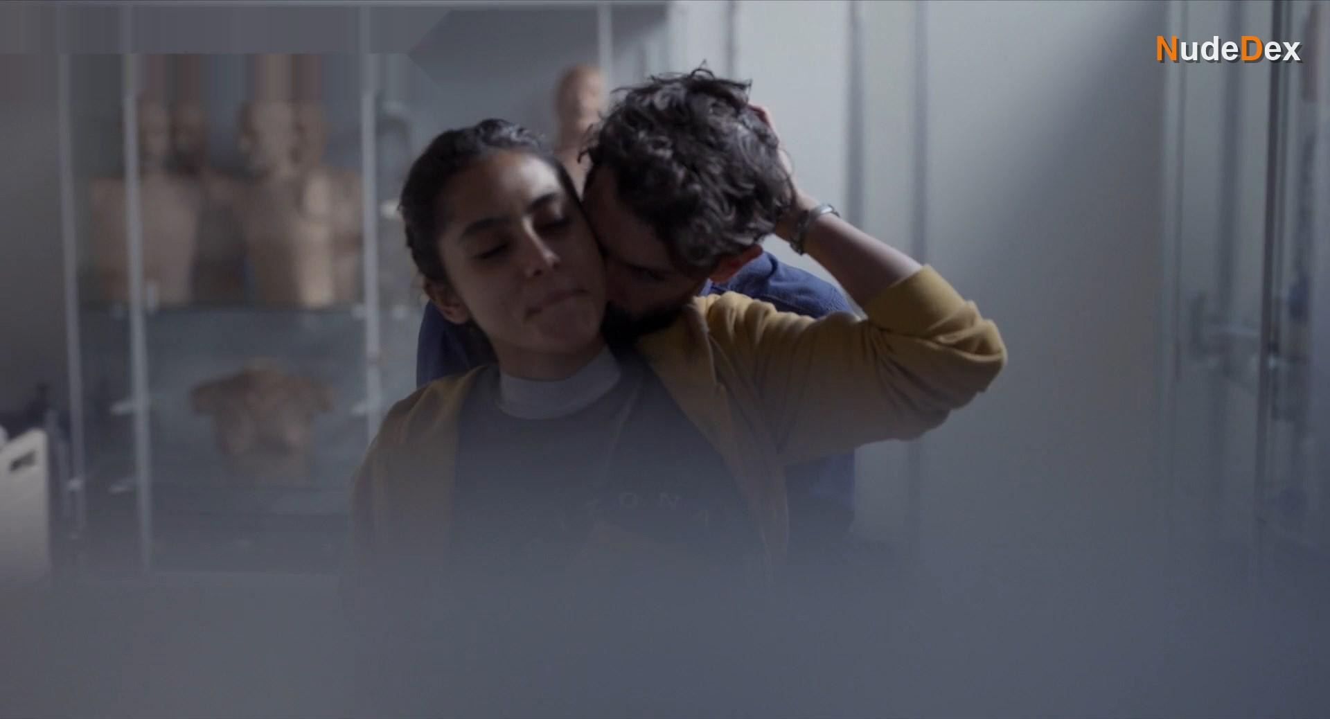 Renata Vaca in Midnight Family, photo 17
