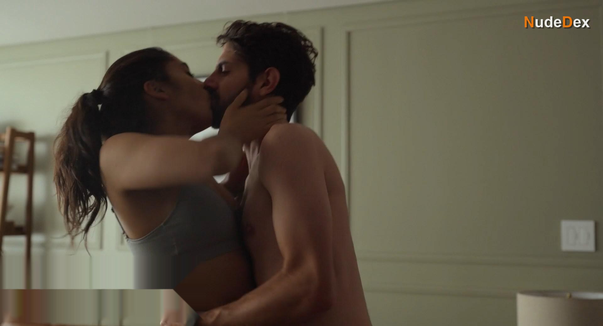 Renata Vaca in Midnight Family, photo 20