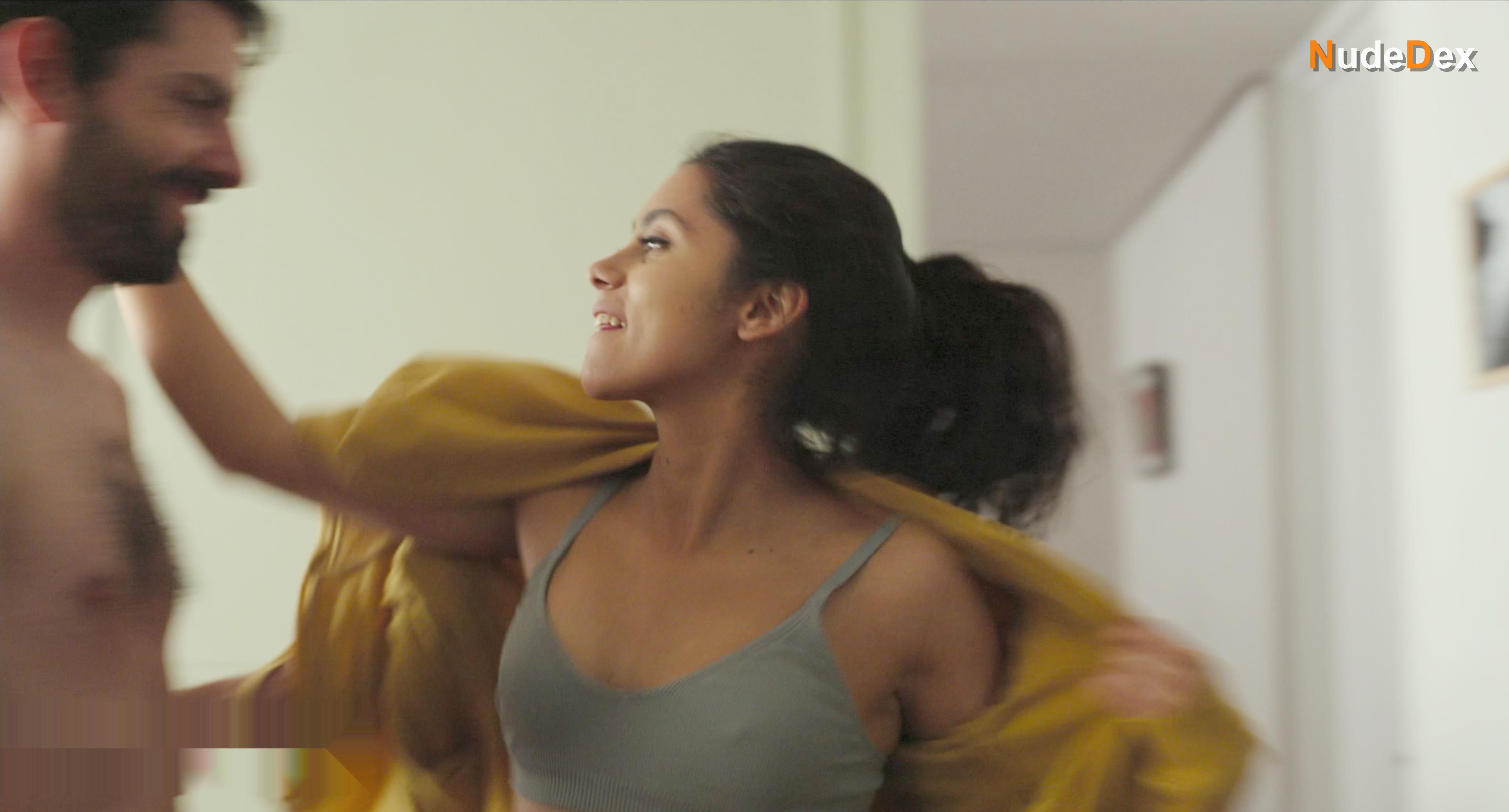Renata Vaca in Midnight Family, photo 23