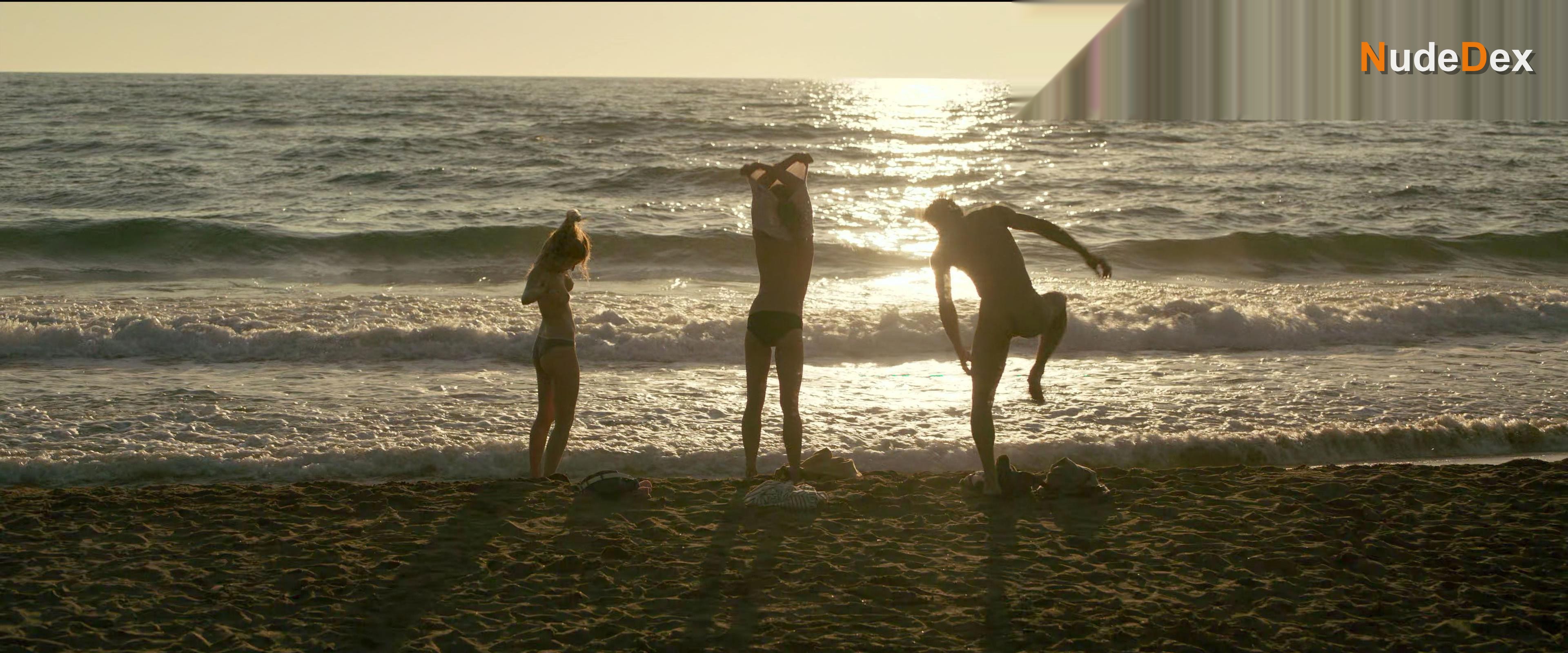 Riley Keough in Earthquake Bird, photo 6