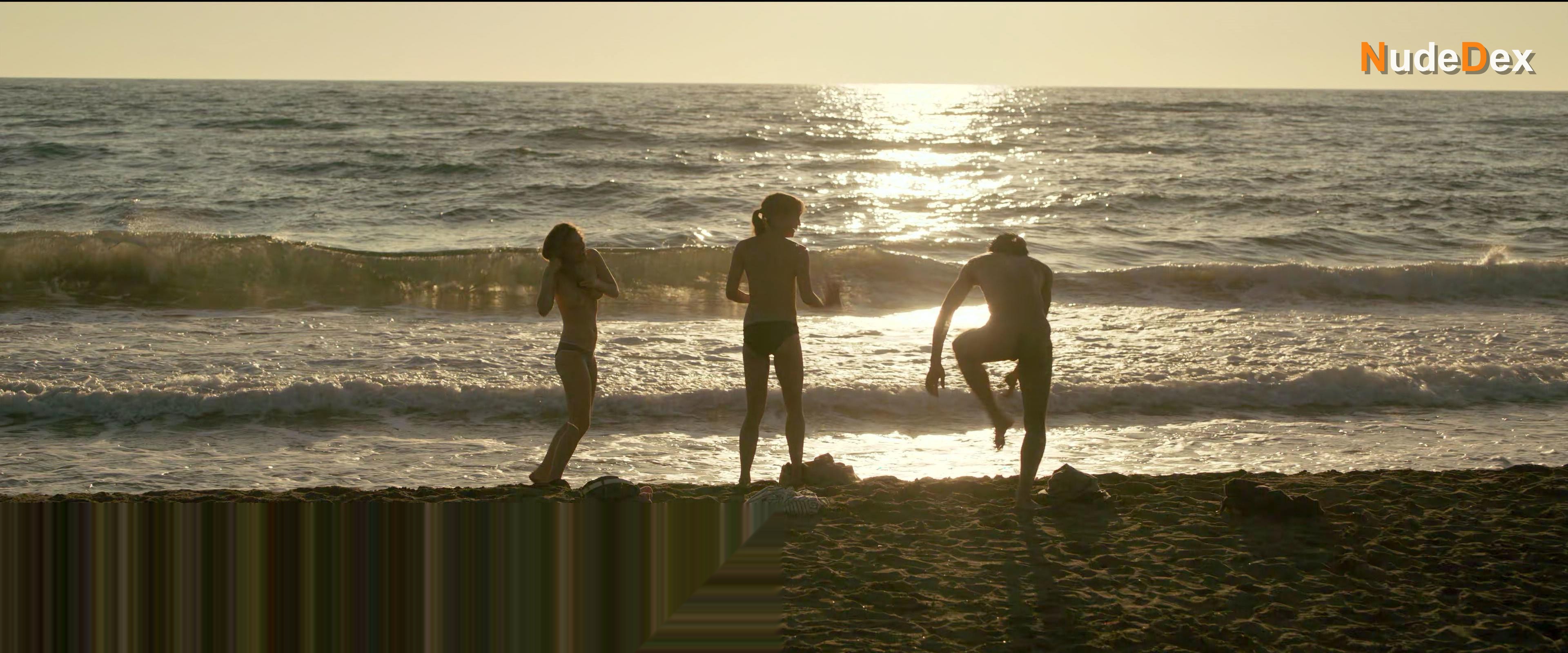 Riley Keough in Earthquake Bird, photo 8