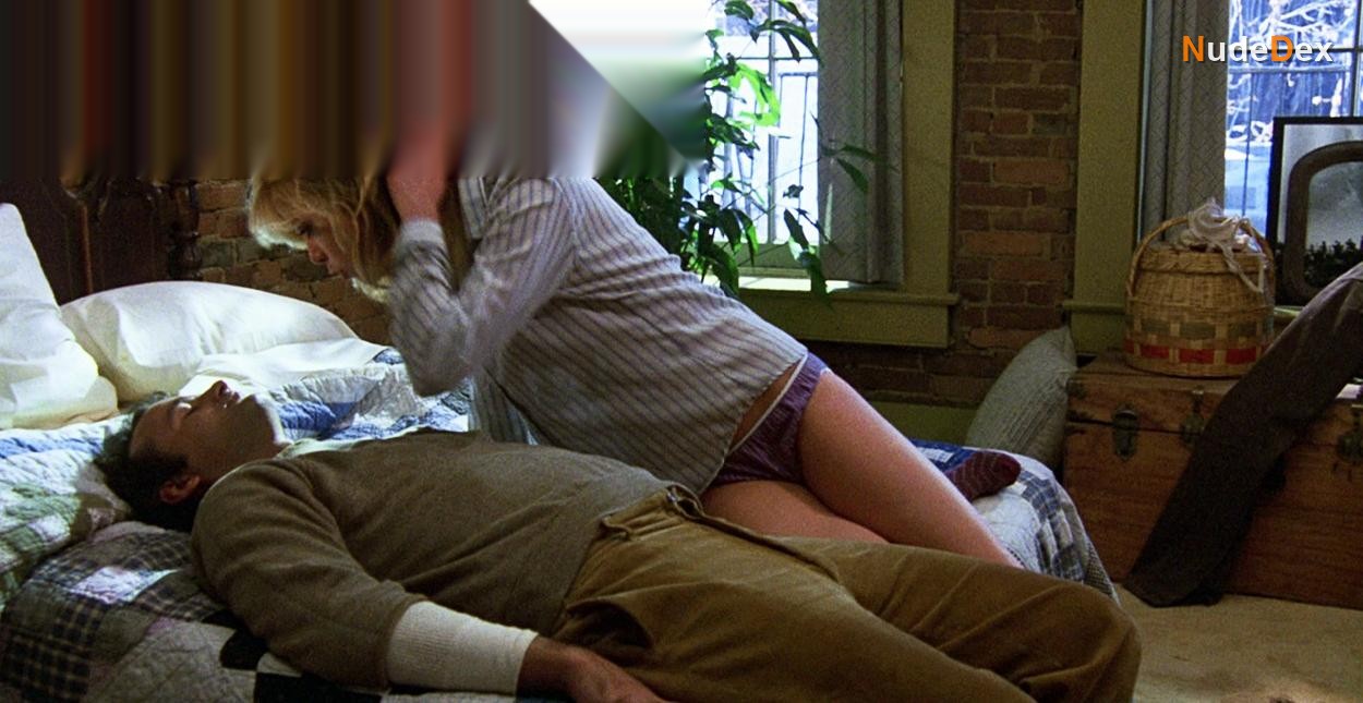Roberta Leighton in Stripes, photo 6