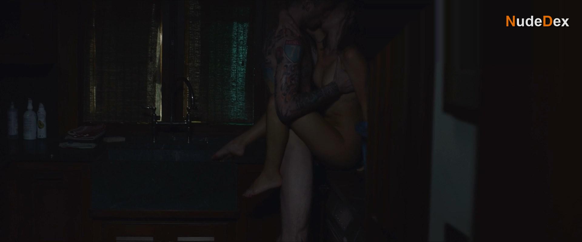 Rosa Salazar in Bird Box, photo 1