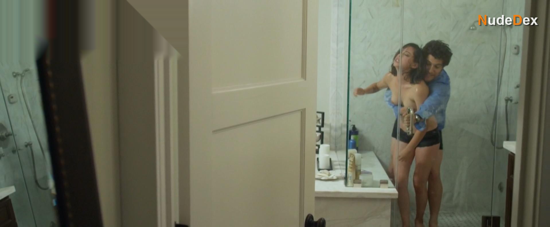 Rosa Salazar in Night Owls, photo 2