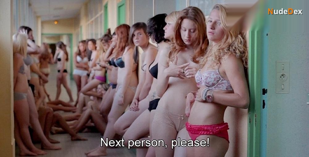 Roxane Durane in 17 Girls, photo 1