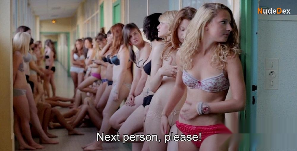 Roxane Durane in 17 Girls, photo 2