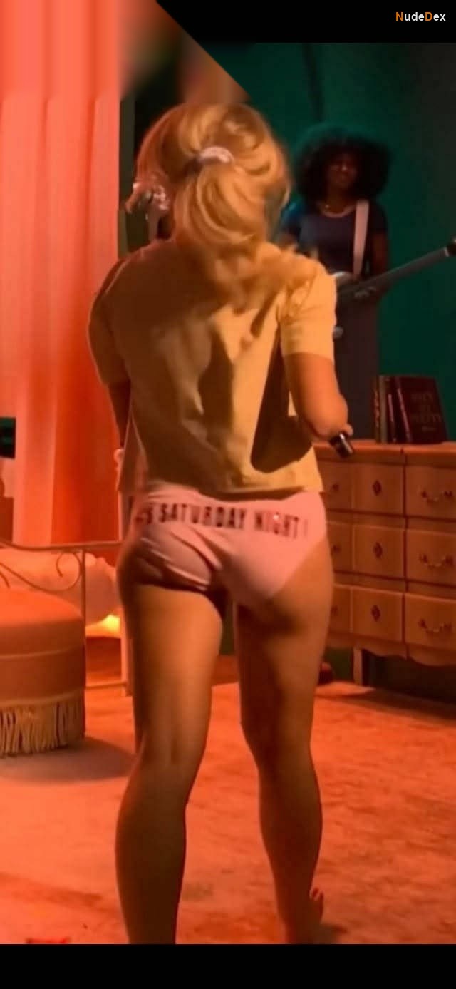 Sabrina Carpenter in Manchild, photo 1