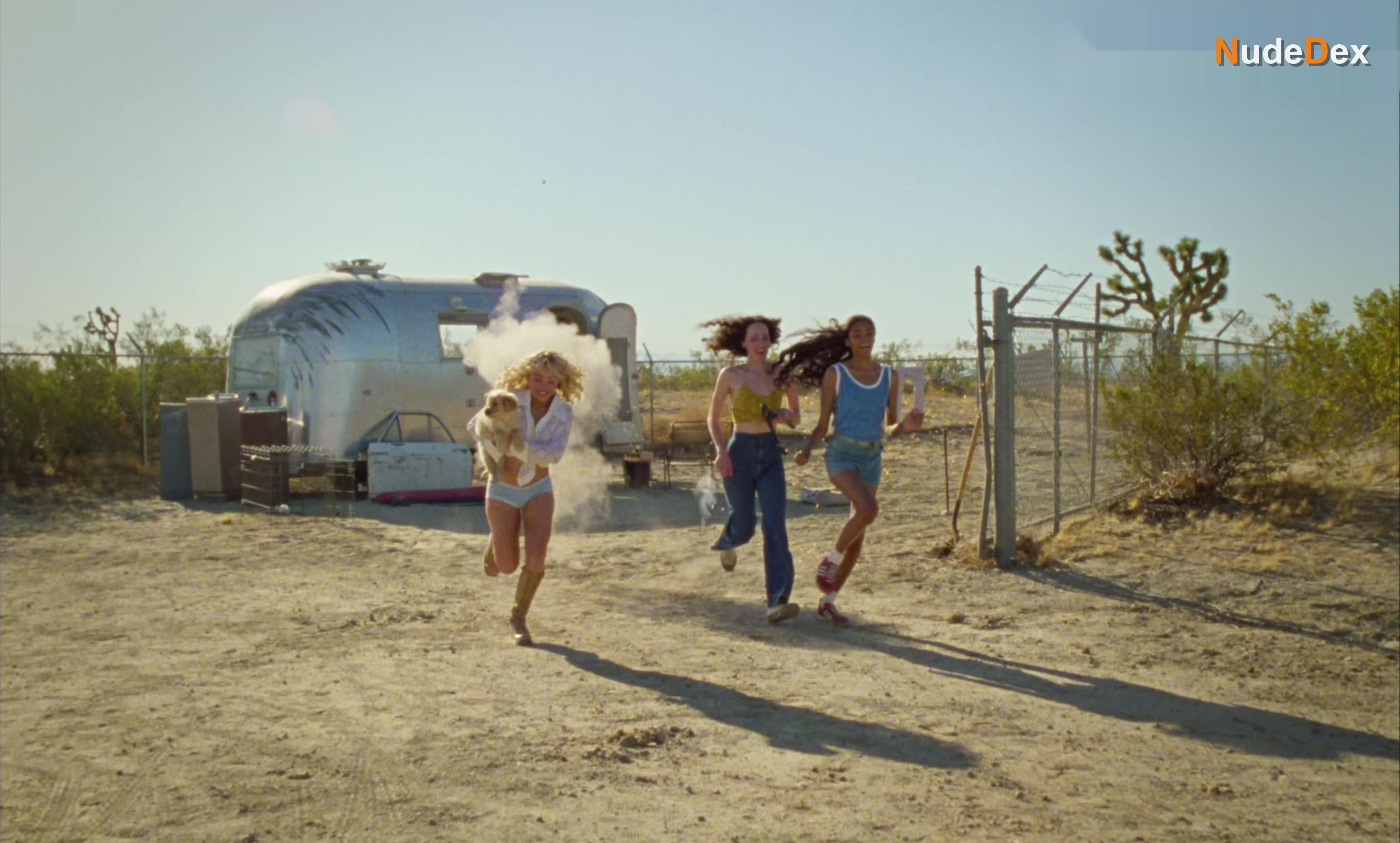 Sabrina Carpenter in Manchild, photo 3