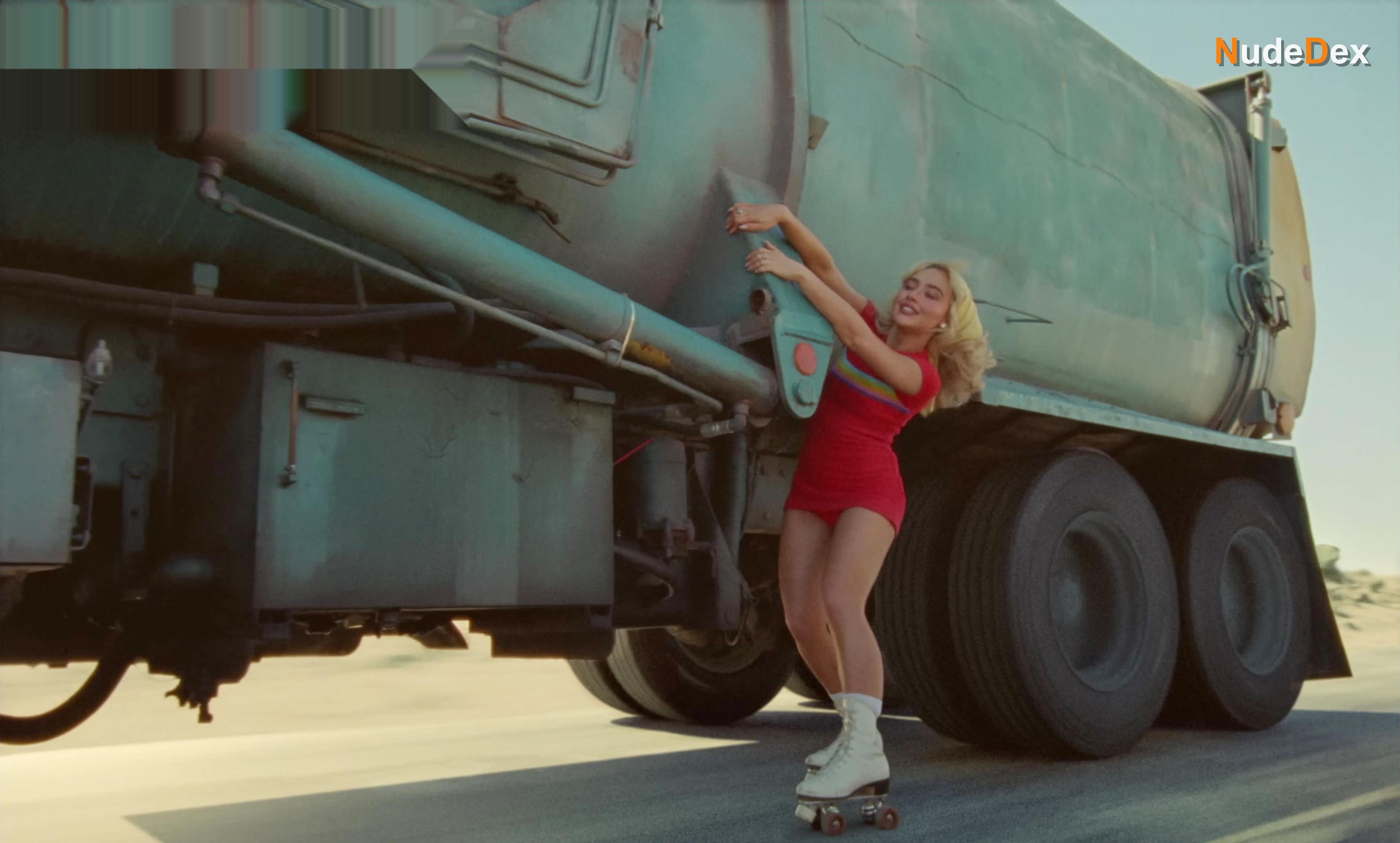 Sabrina Carpenter in Manchild, photo 5