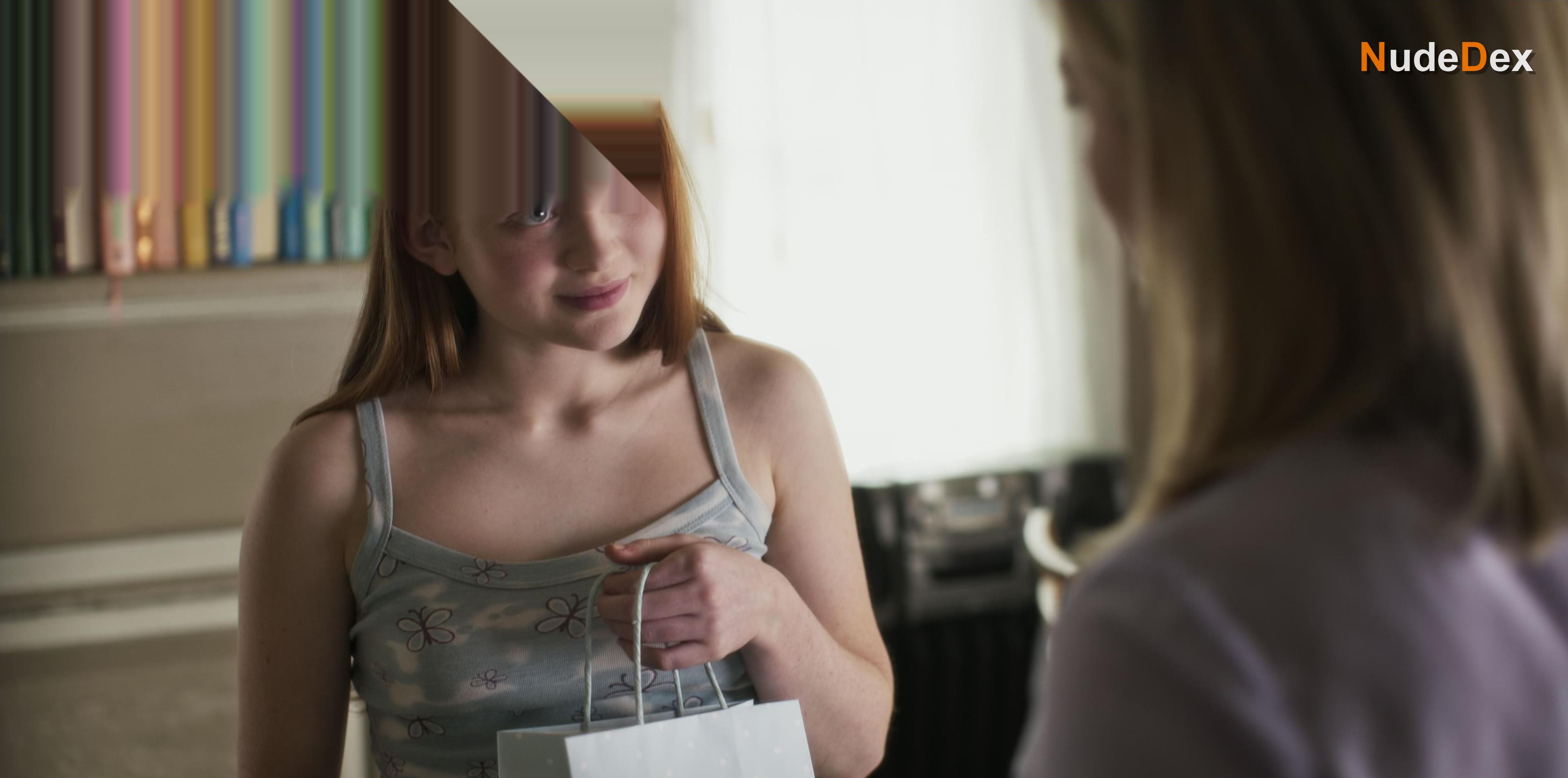 Sadie Sink in Dear Zoe, photo 3