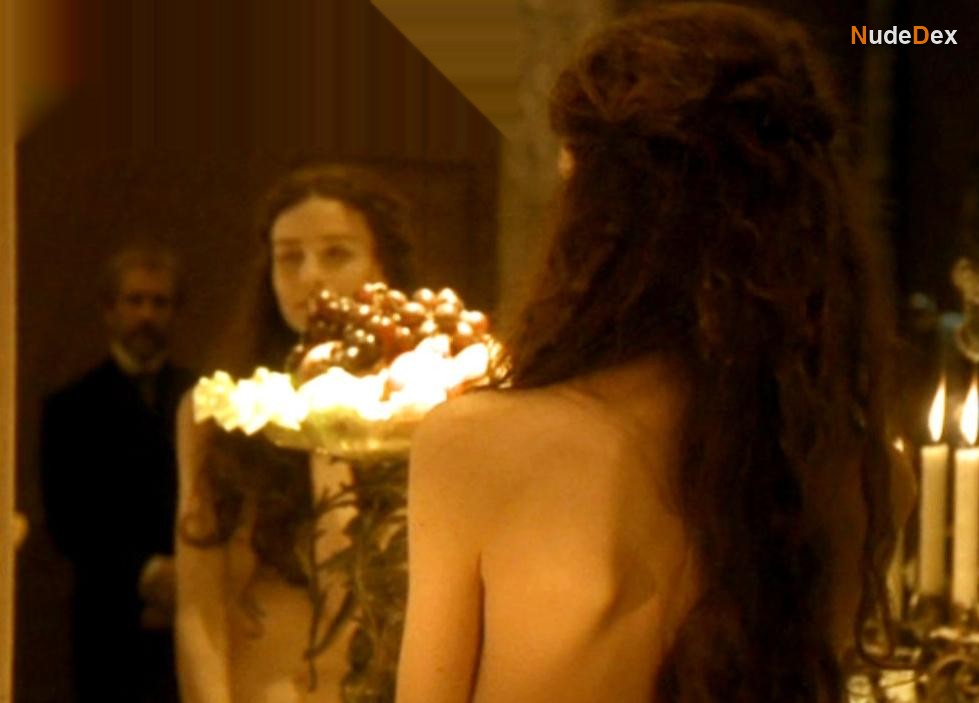 Saffron Burrows in Klimt, photo 1