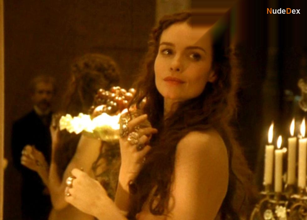 Saffron Burrows in Klimt, photo 2