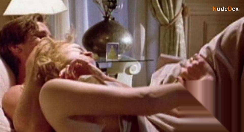 Samantha Mathis in American Psycho, photo 2
