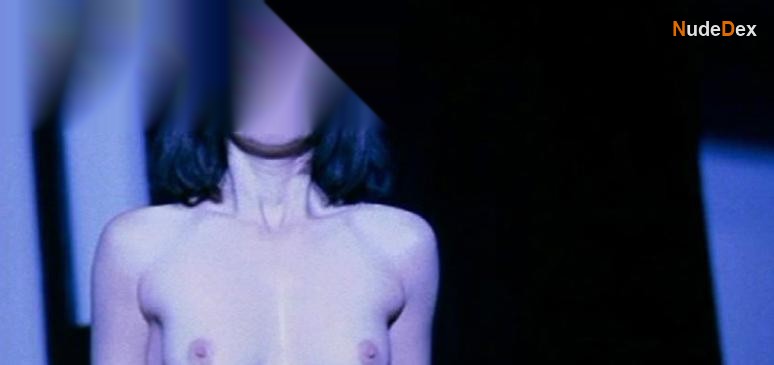 Samantha Mathis in Attraction, photo 1