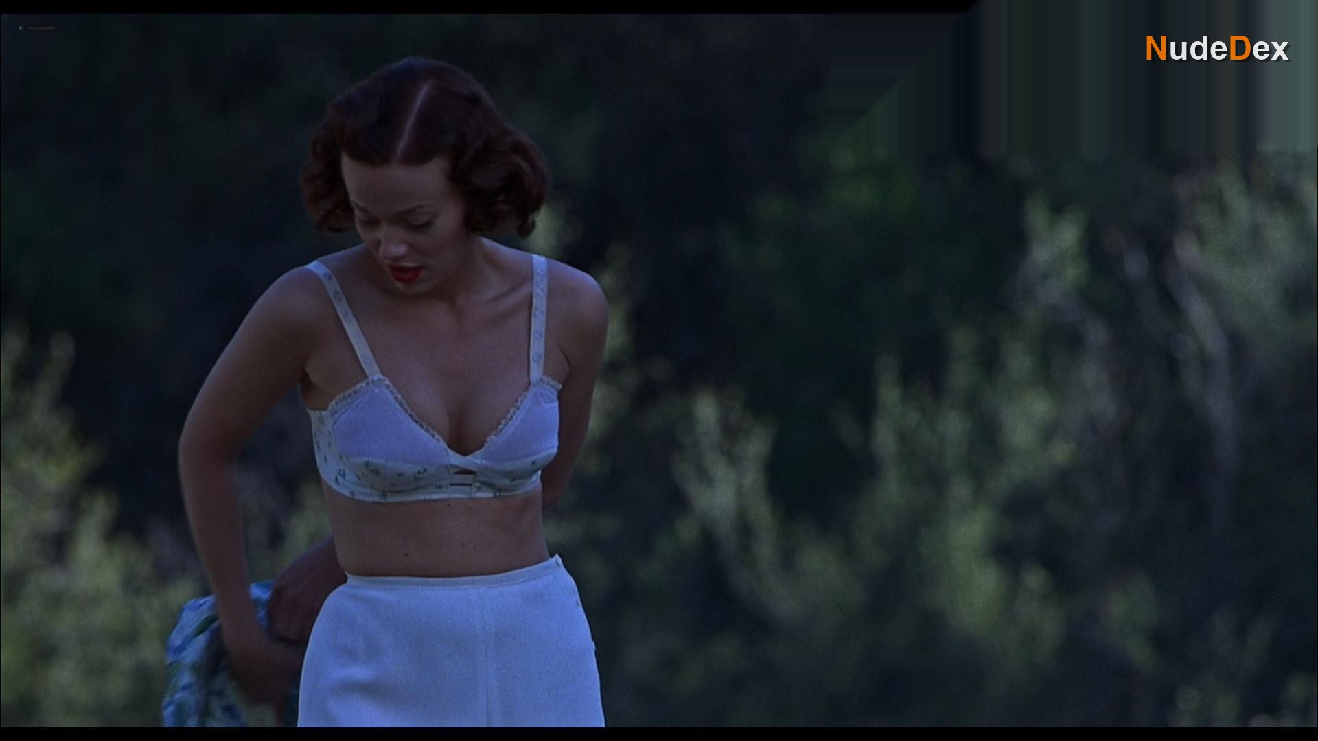 Samantha Mathis in How To Make An American Quilt, photo 1