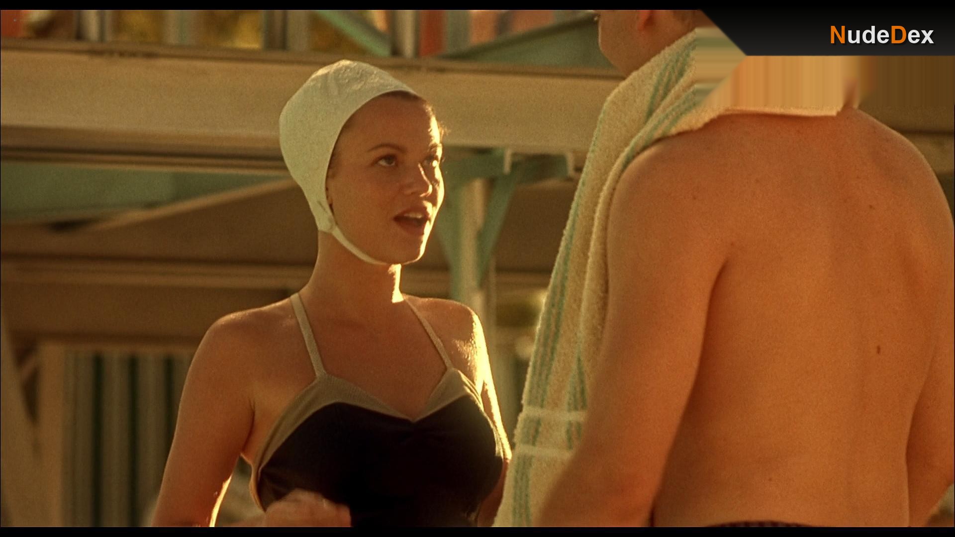 Samantha Mathis in How To Make An American Quilt, photo 4