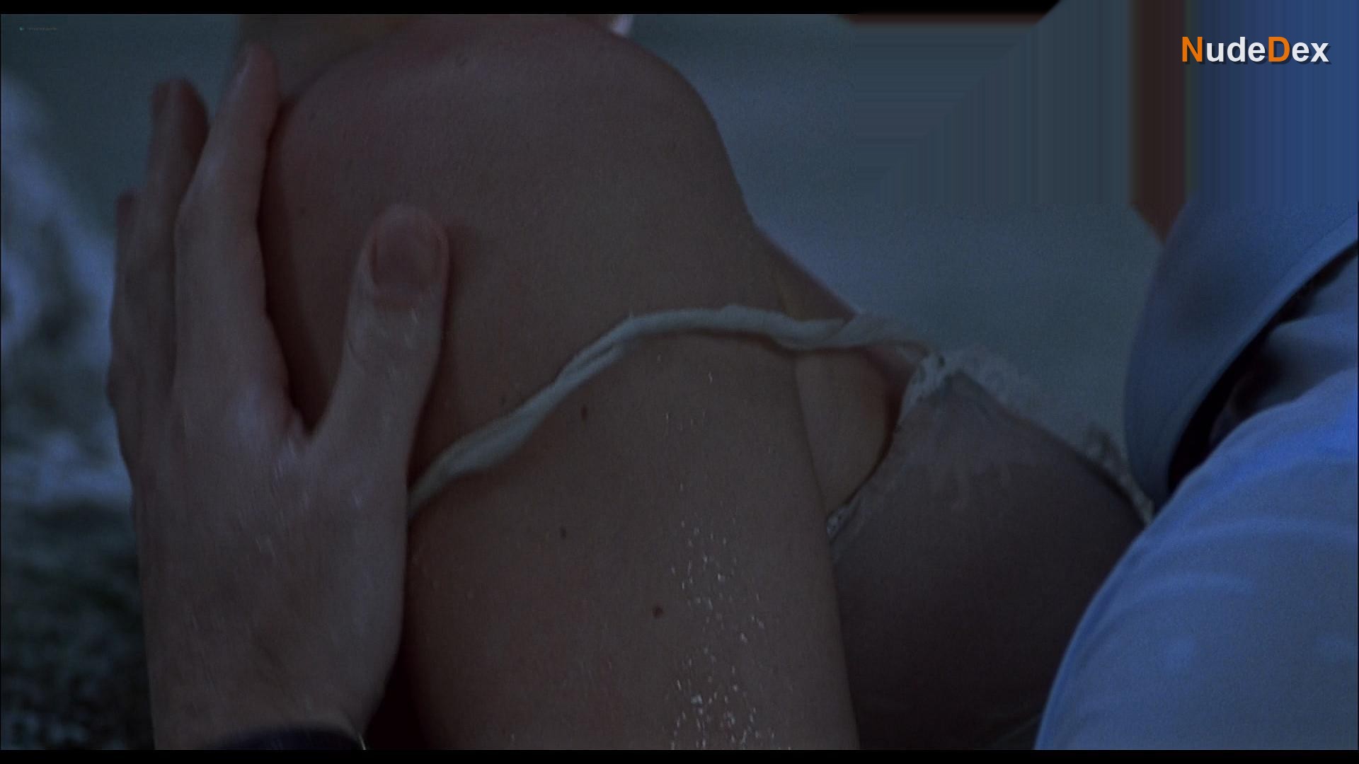 Samantha Mathis in How To Make An American Quilt, photo 6