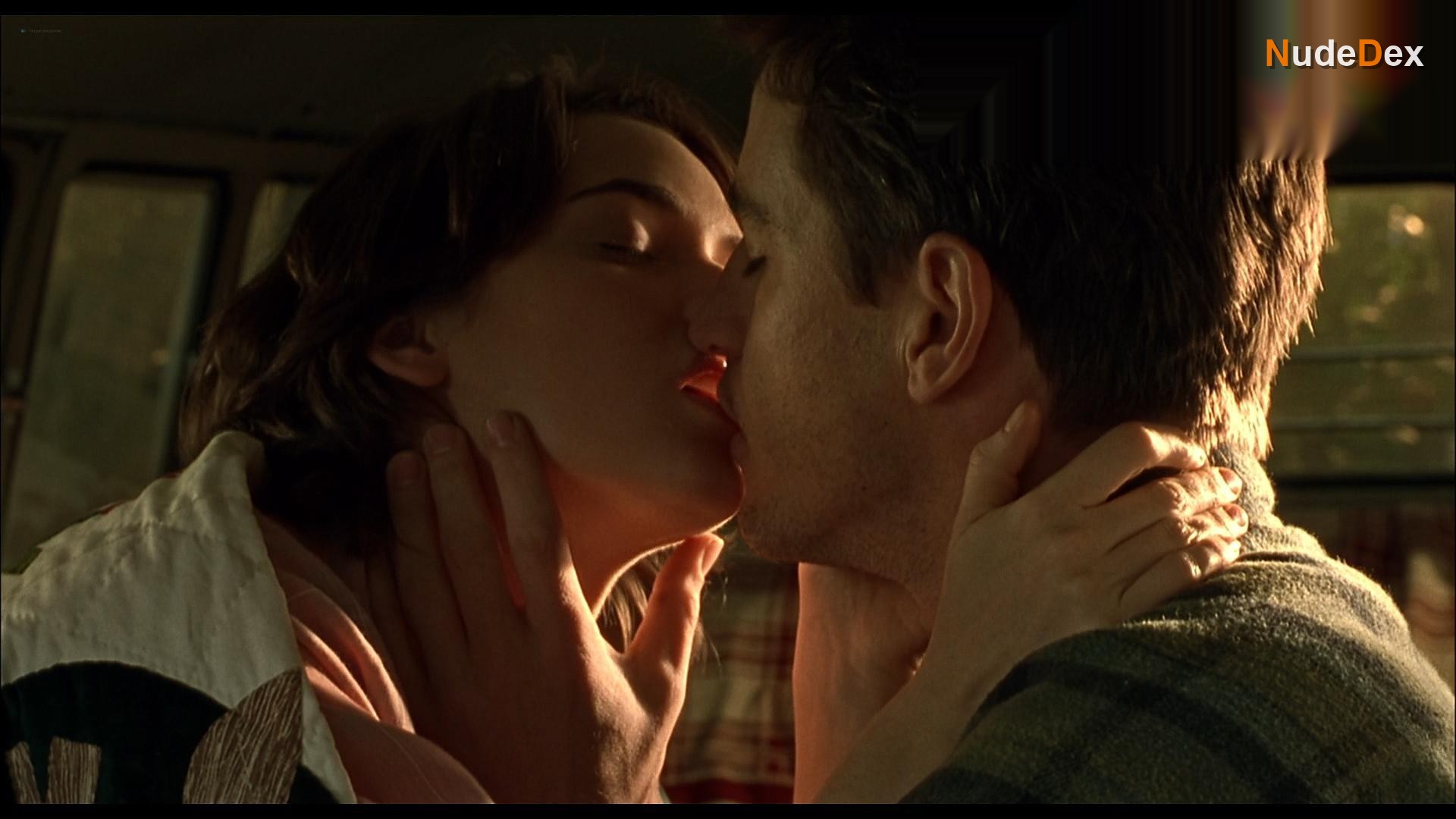 Samantha Mathis in How To Make An American Quilt, photo 11