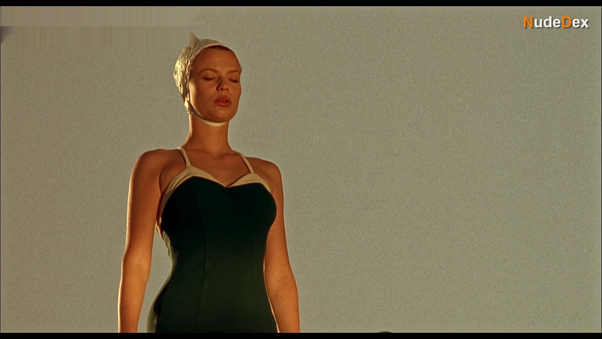 Samantha Mathis in How To Make An American Quilt, photo 13