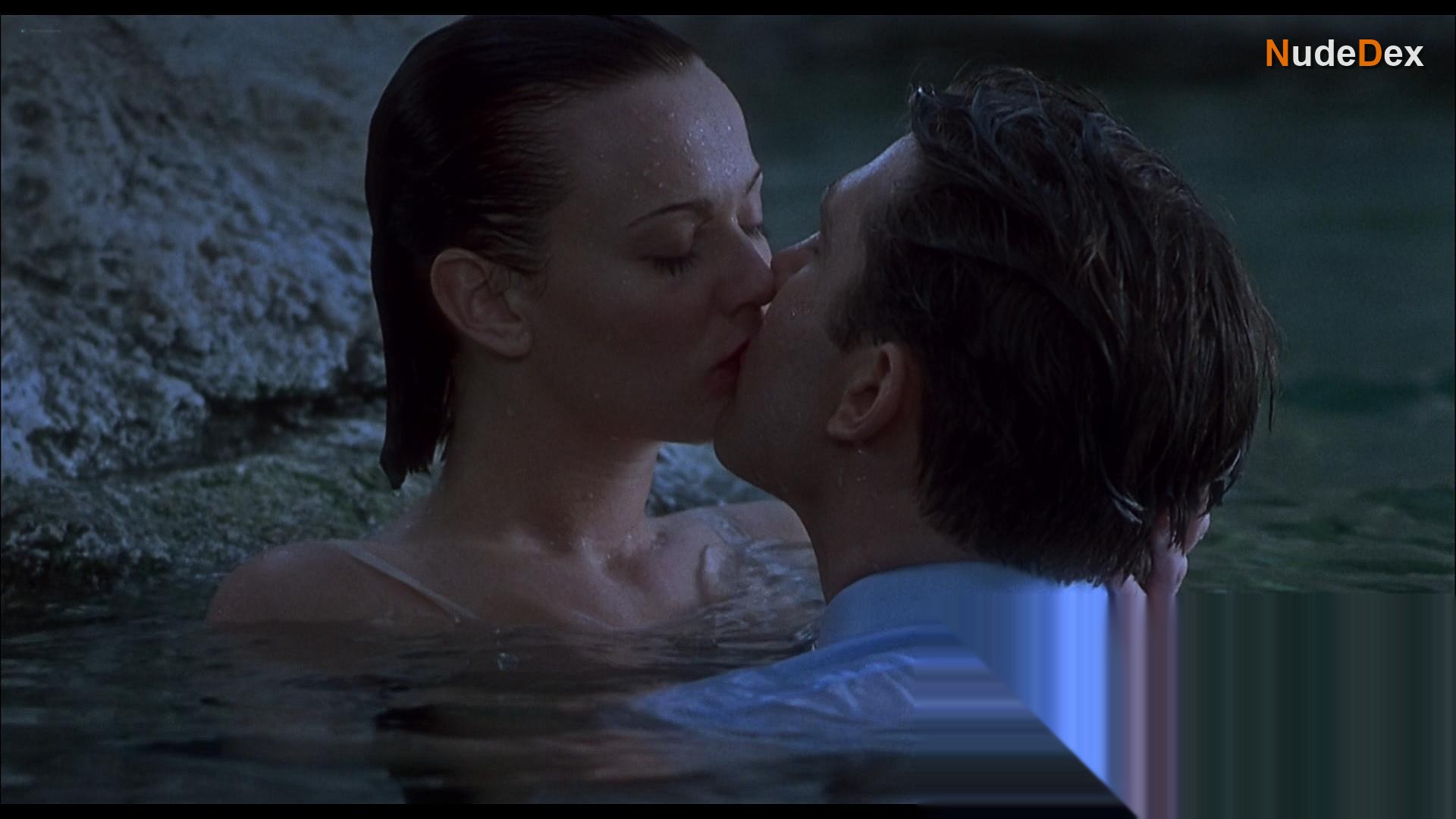 Samantha Mathis in How To Make An American Quilt, photo 16