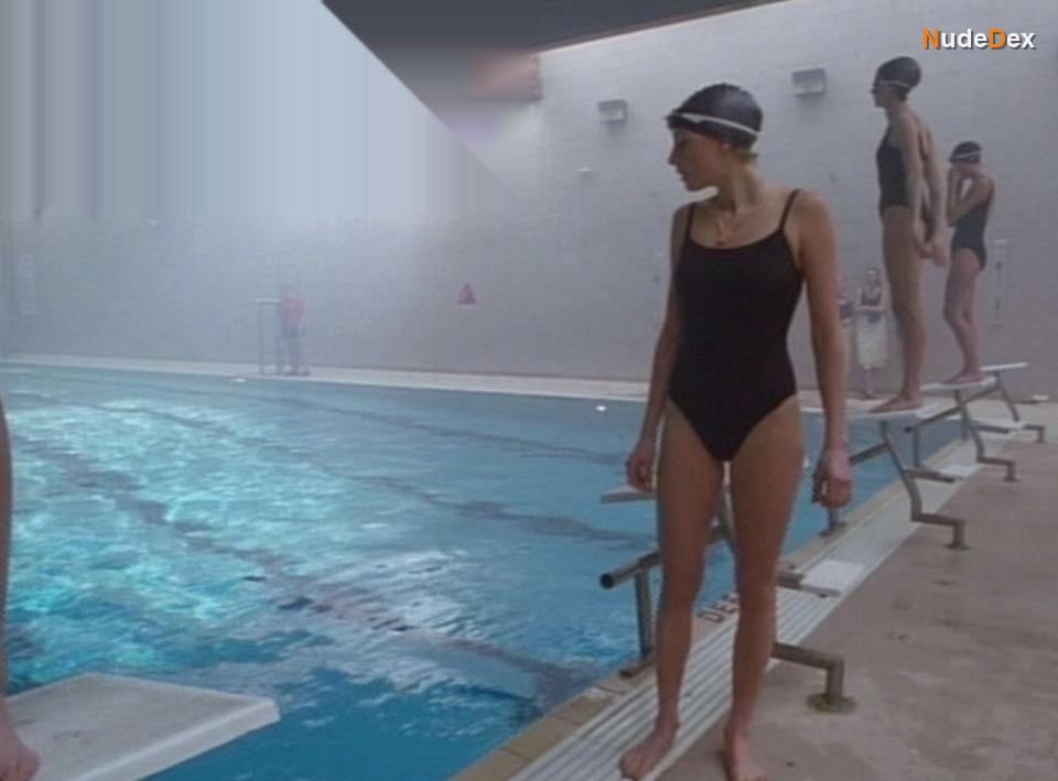 Sarah Chalke in I've Been Waiting For You, photo 6