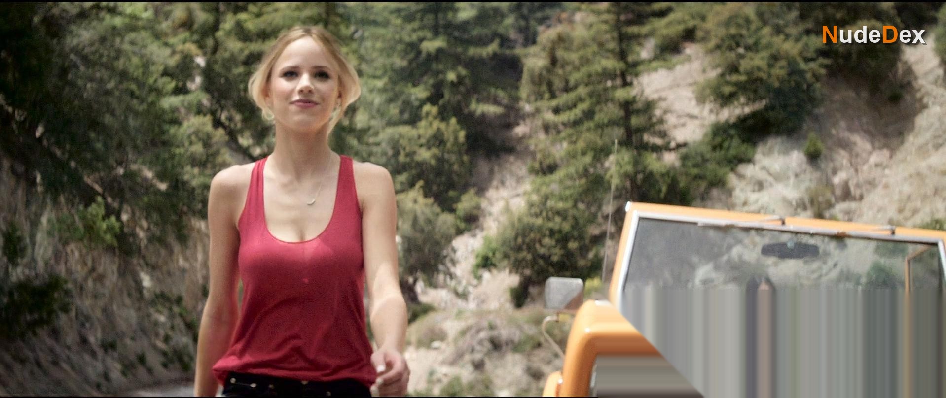 Sarah Dumont in Scouts Guide To The Zombie Apocalypse, photo 2