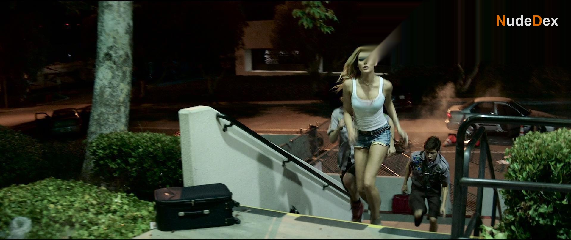 Sarah Dumont in Scouts Guide To The Zombie Apocalypse, photo 3