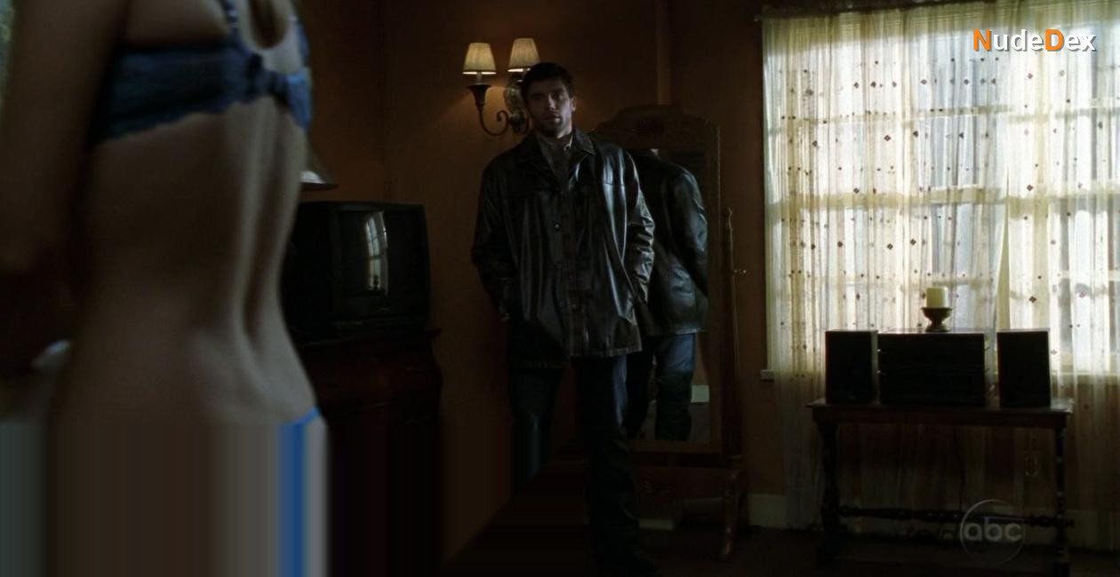 Sarah Thompson in Line Of Fire, photo 4