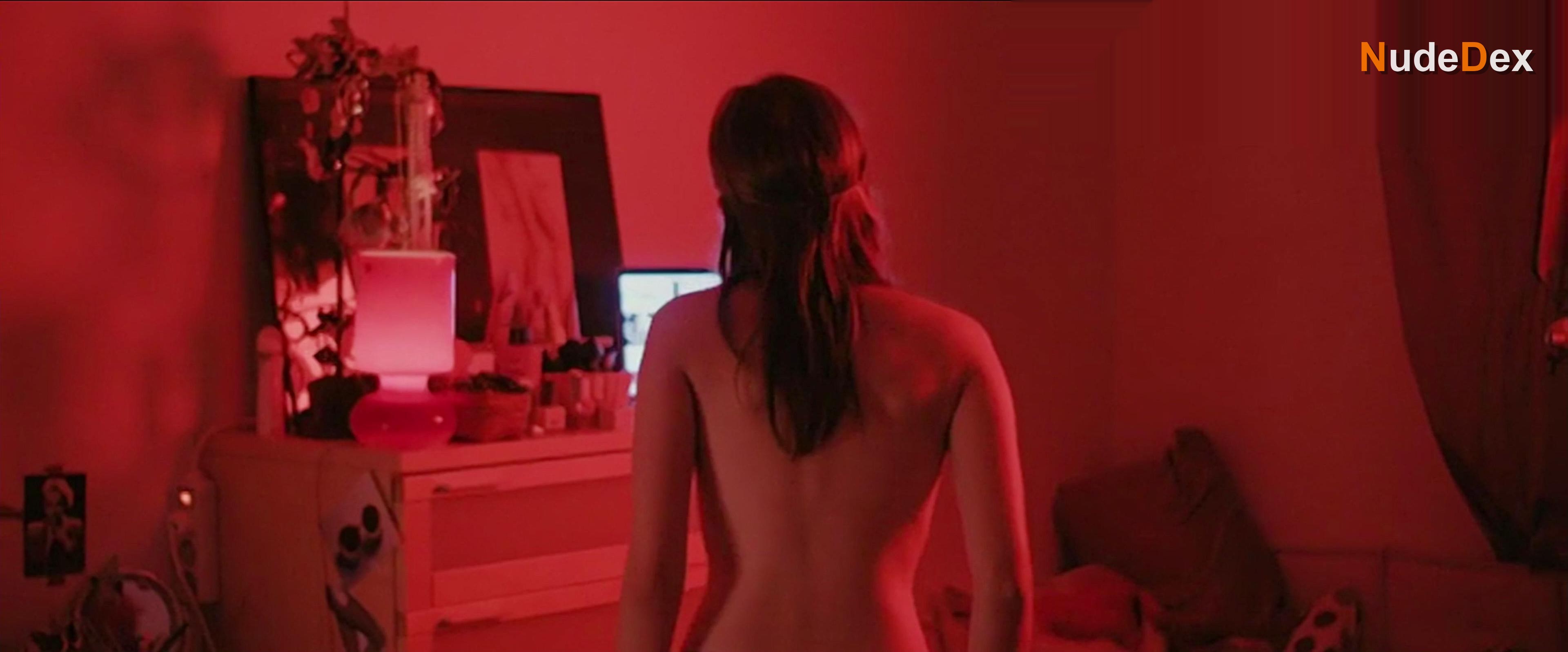 Sara Toth in Lovecut, photo 1