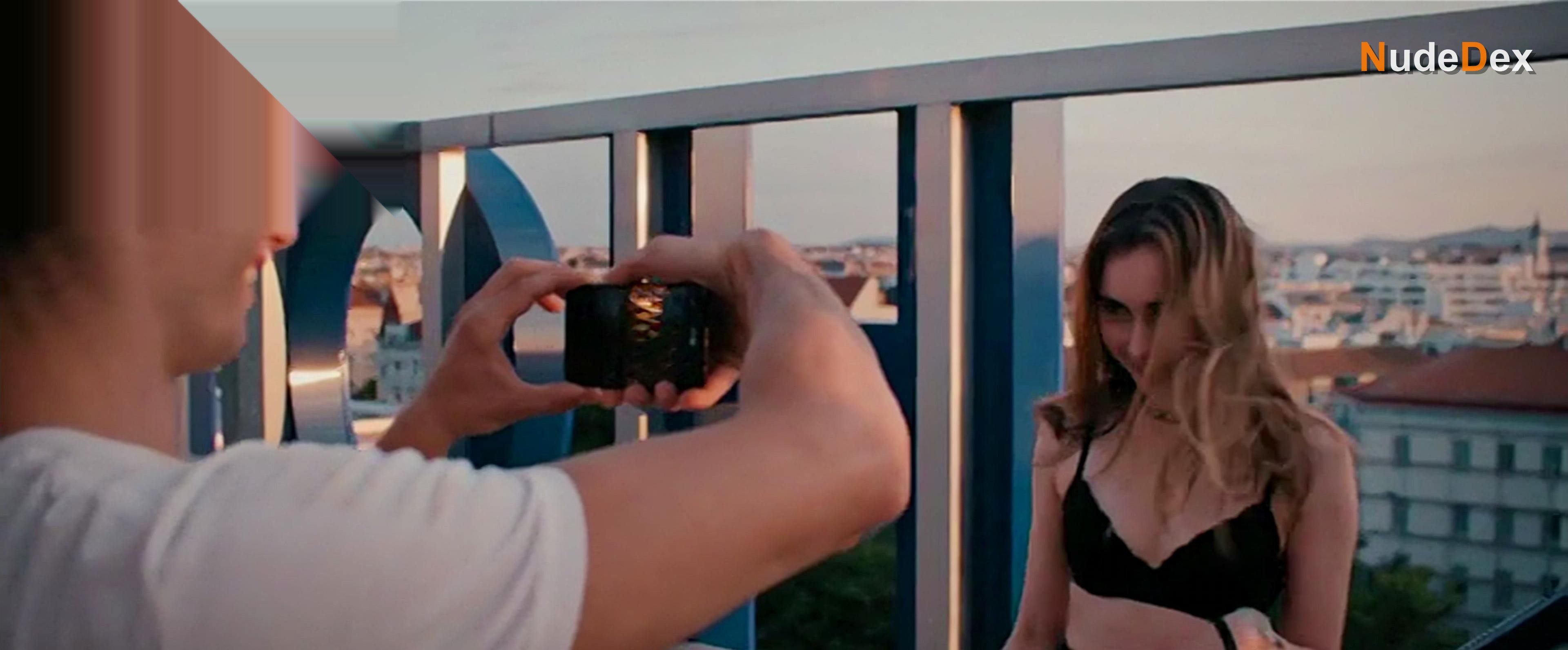 Sara Toth in Lovecut, photo 4